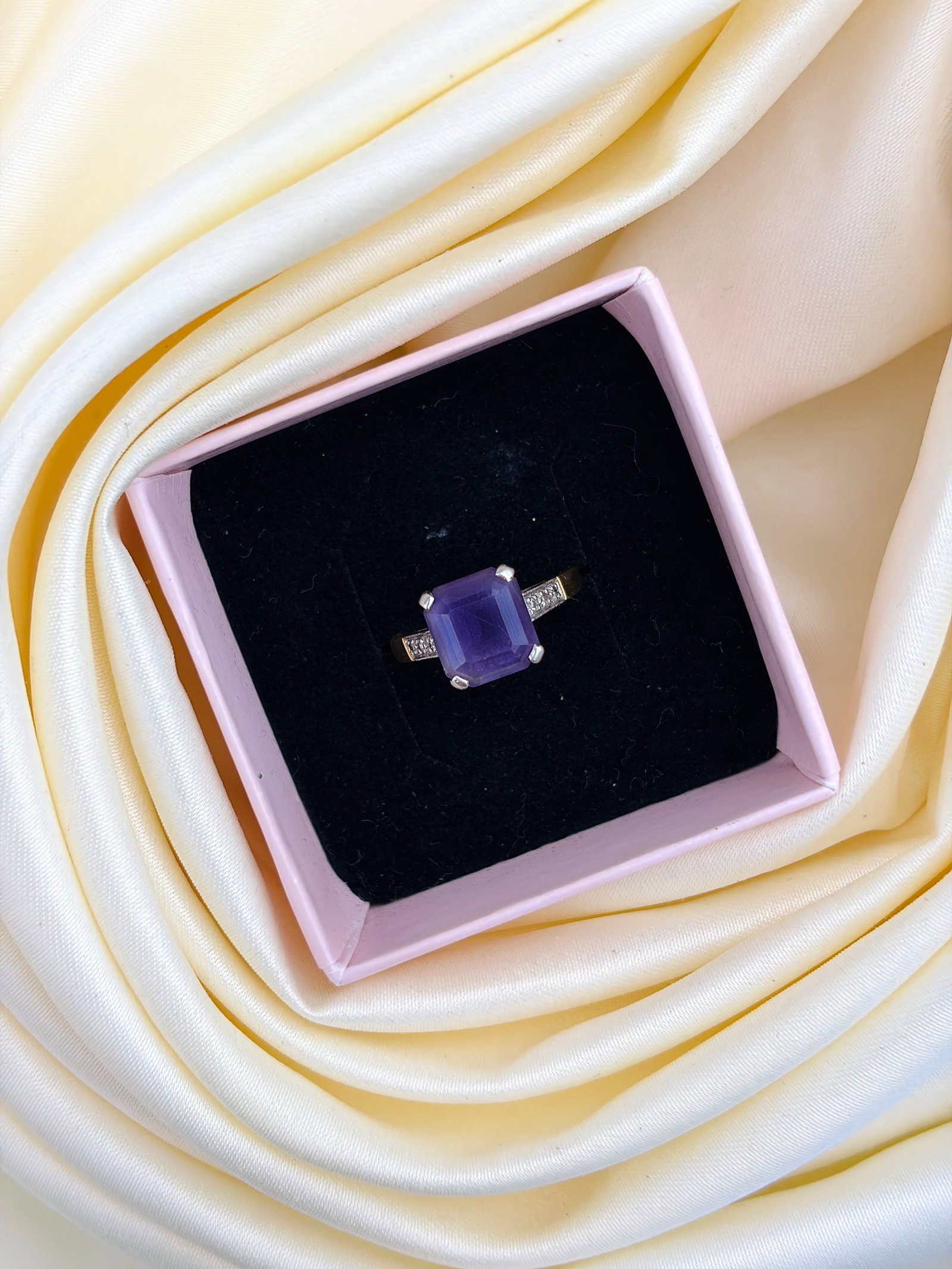 VINTAGE CHUNKY 18CT YELLOW GOLD AND PLATINUM AMETHYST RING WITH DIAMOND SHOULDERS - 9
