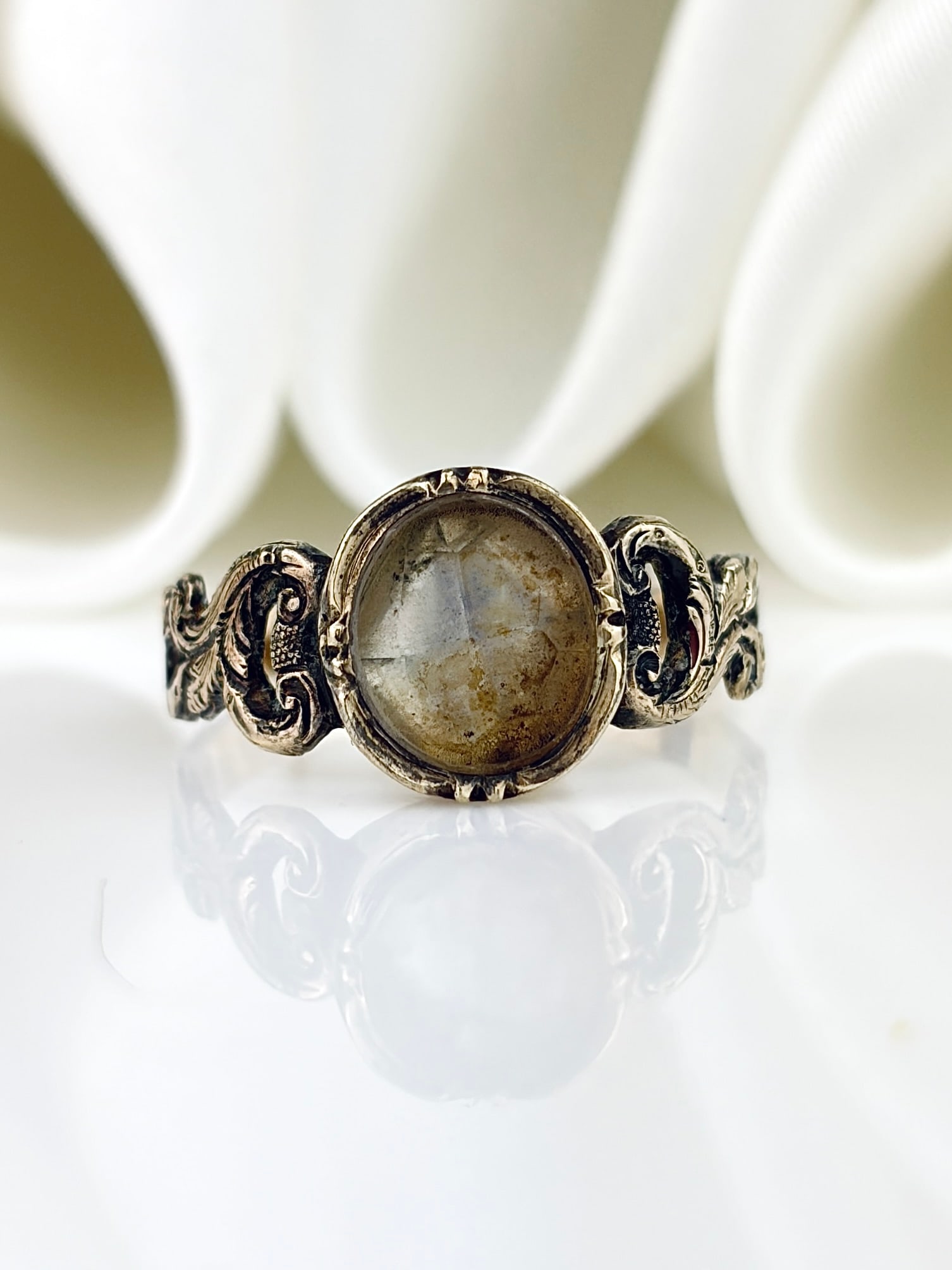 Antique 9ct Gold Scroll Shoulders Paste Ring: Antique 9ct gold s