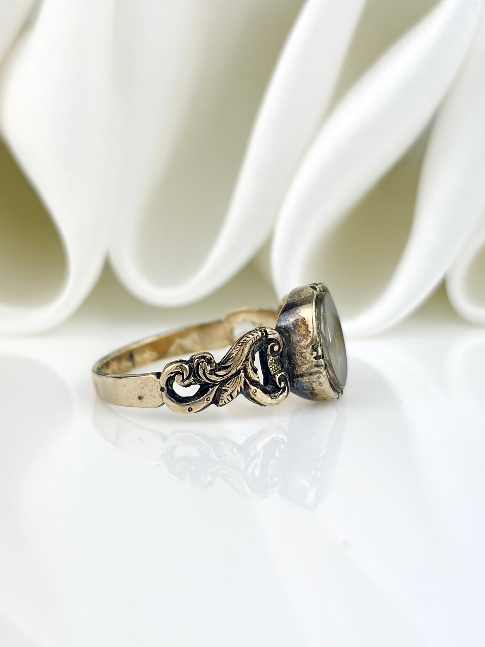 Antique 9ct Gold Scroll Shoulders Paste Ring - 2