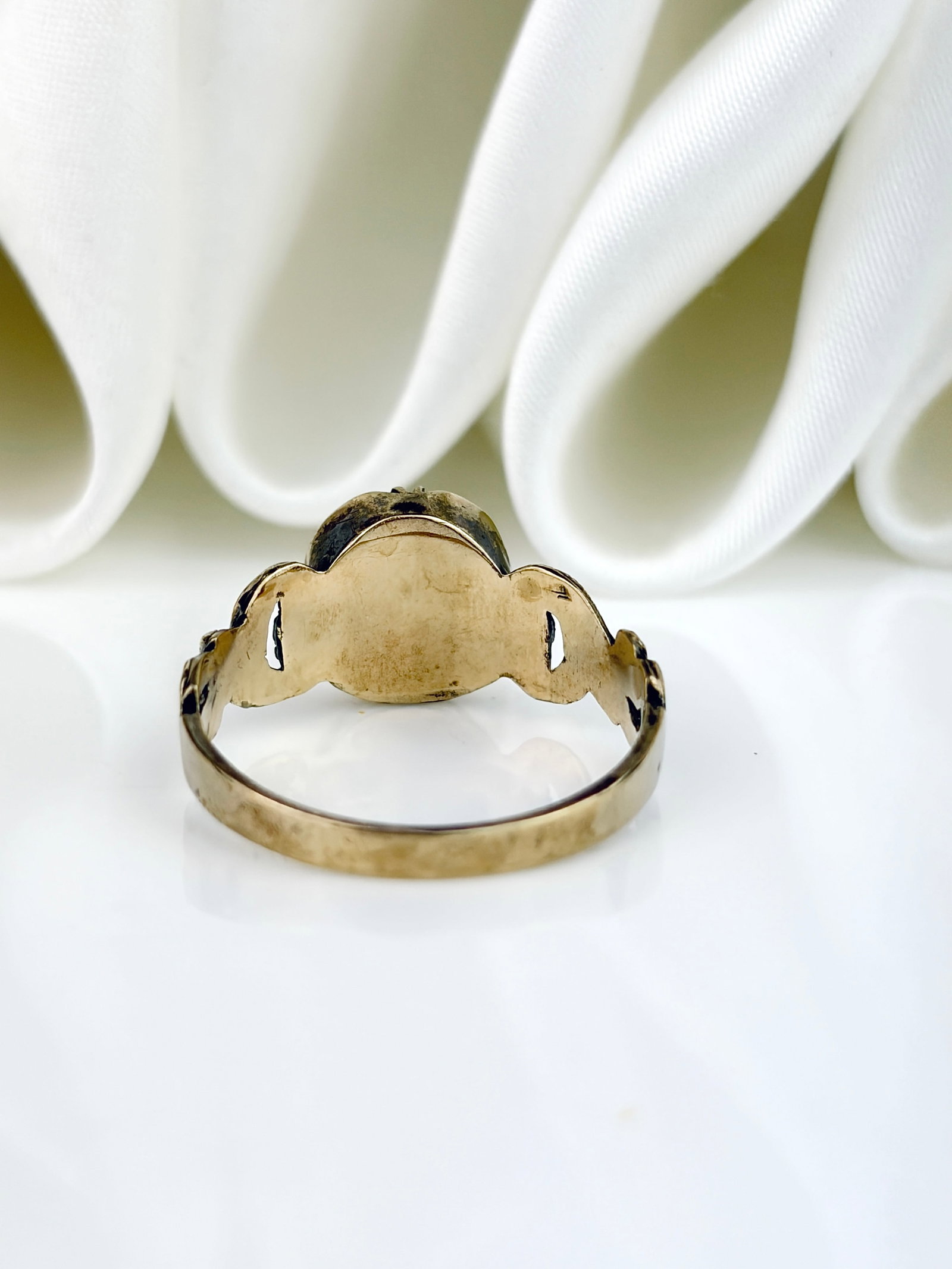 Antique 9ct Gold Scroll Shoulders Paste Ring - 3
