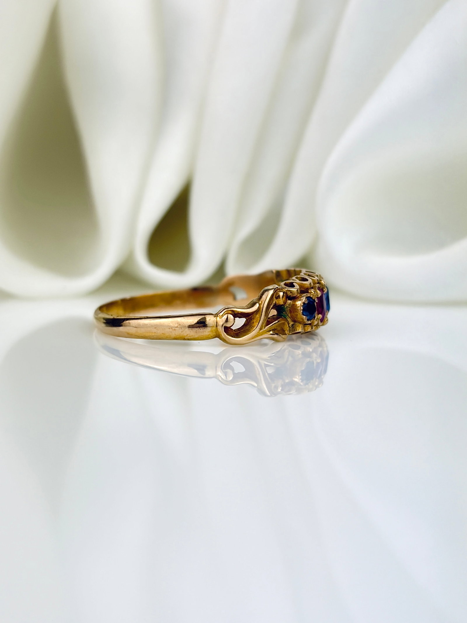 ANTIQUE 18CT YELLOW GOLD SAPPHIRE AND RUBY 5 STONE RING - 2