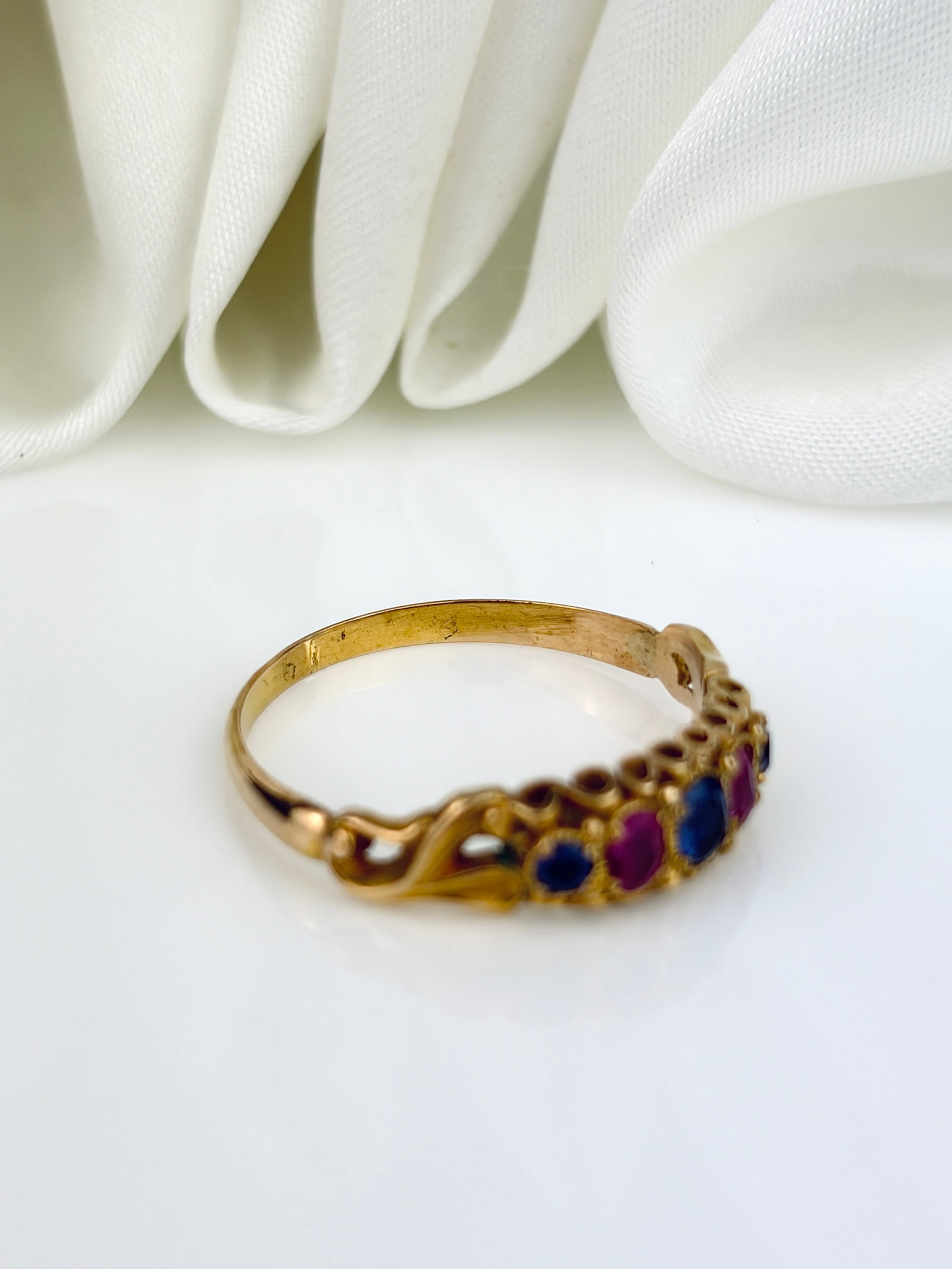 ANTIQUE 18CT YELLOW GOLD SAPPHIRE AND RUBY 5 STONE RING - 4