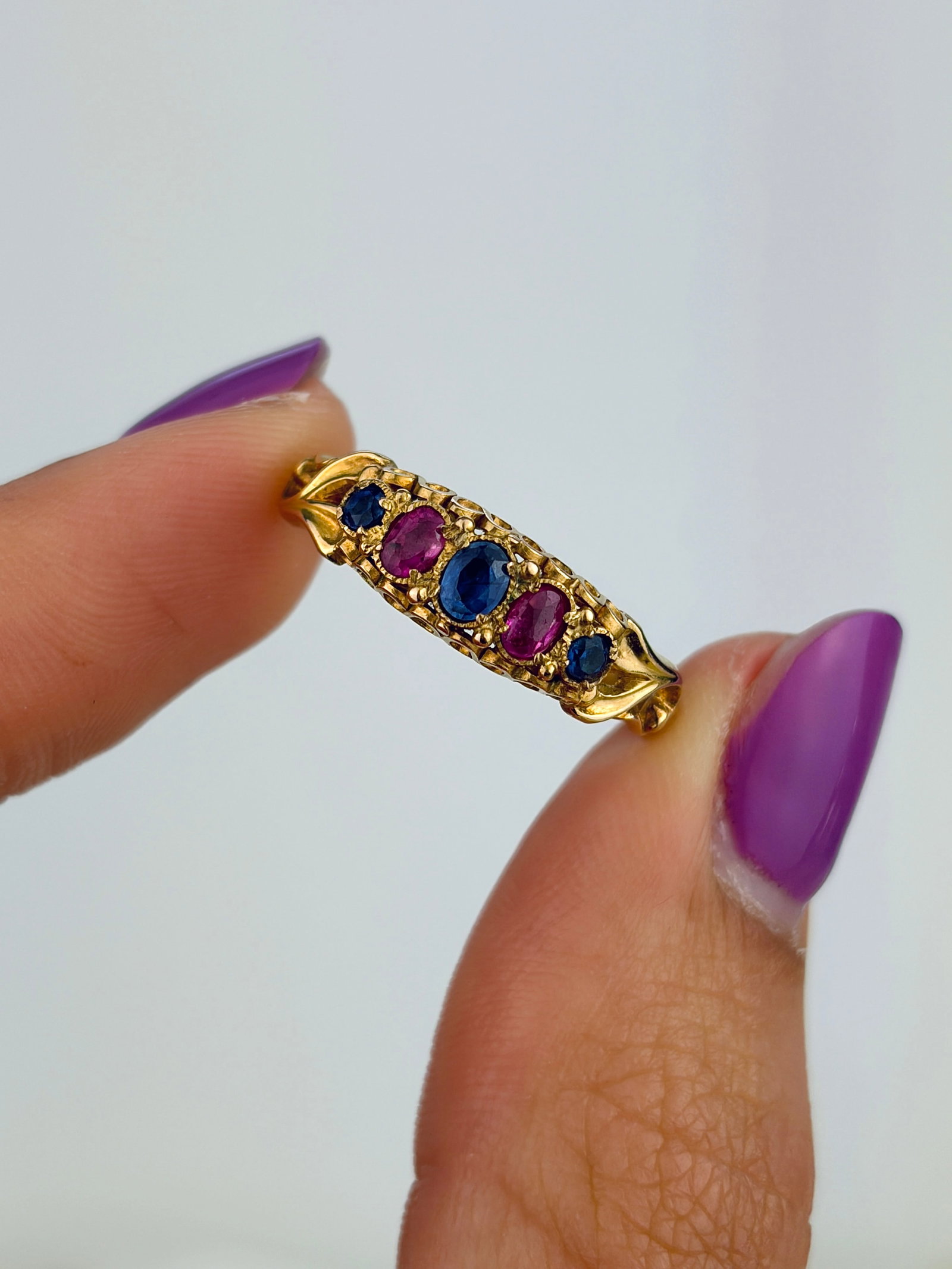 ANTIQUE 18CT YELLOW GOLD SAPPHIRE AND RUBY 5 STONE RING - 5