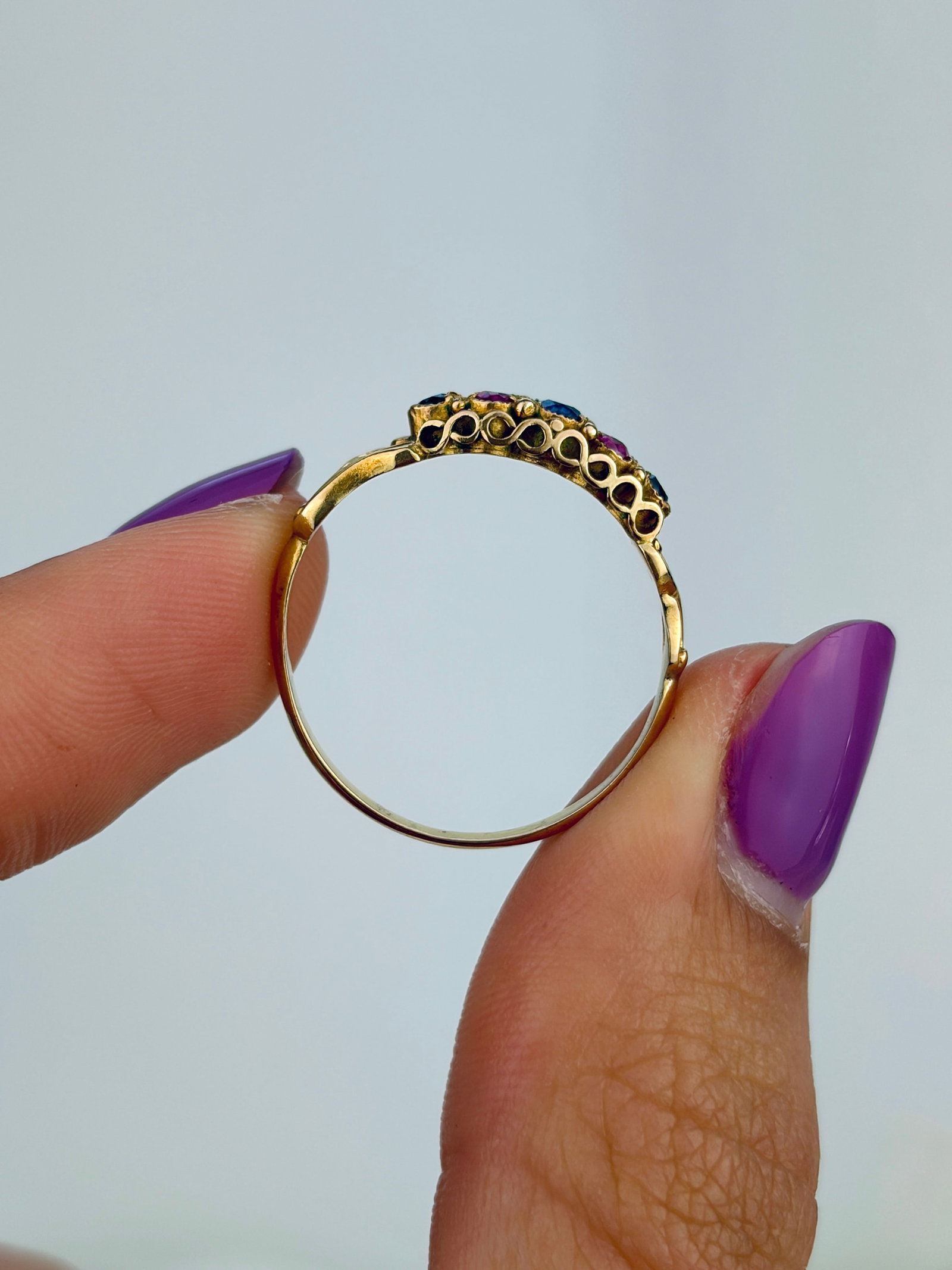 ANTIQUE 18CT YELLOW GOLD SAPPHIRE AND RUBY 5 STONE RING - 6
