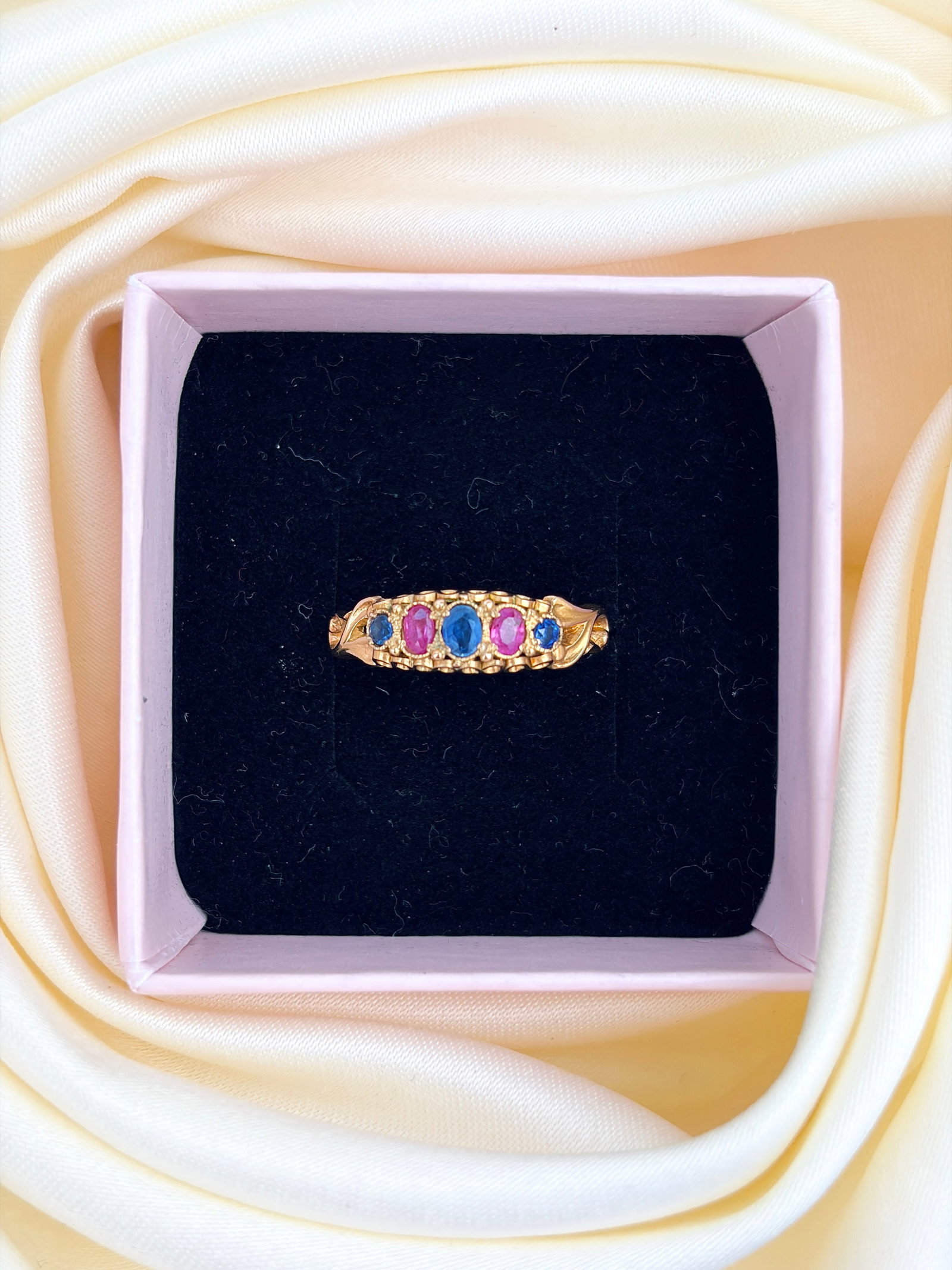 ANTIQUE 18CT YELLOW GOLD SAPPHIRE AND RUBY 5 STONE RING - 7