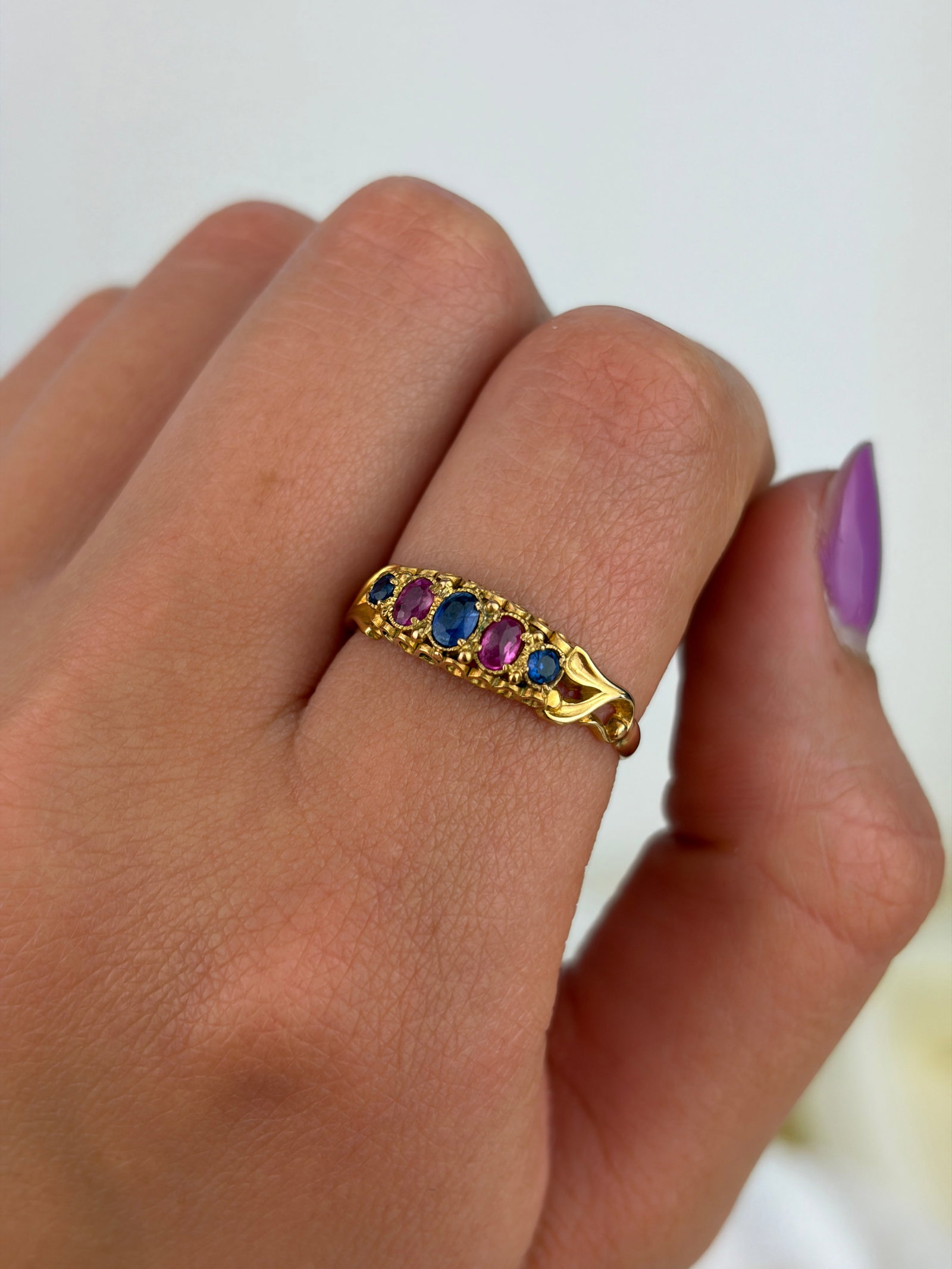ANTIQUE 18CT YELLOW GOLD SAPPHIRE AND RUBY 5 STONE RING - 9