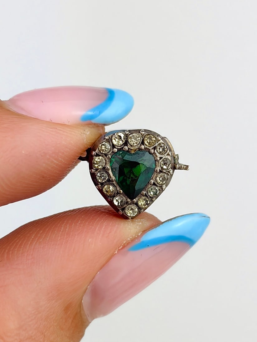 WONDERFUL ANTIQUE 9CT GOLD EMERALD AND PASTE HEART CLASP af: WONDERFUL ANTIQUE 9CT GOLD EMERALD AND PASTE CUT DIAMOND HEART CLASP af A beautiful antique heart clasp!