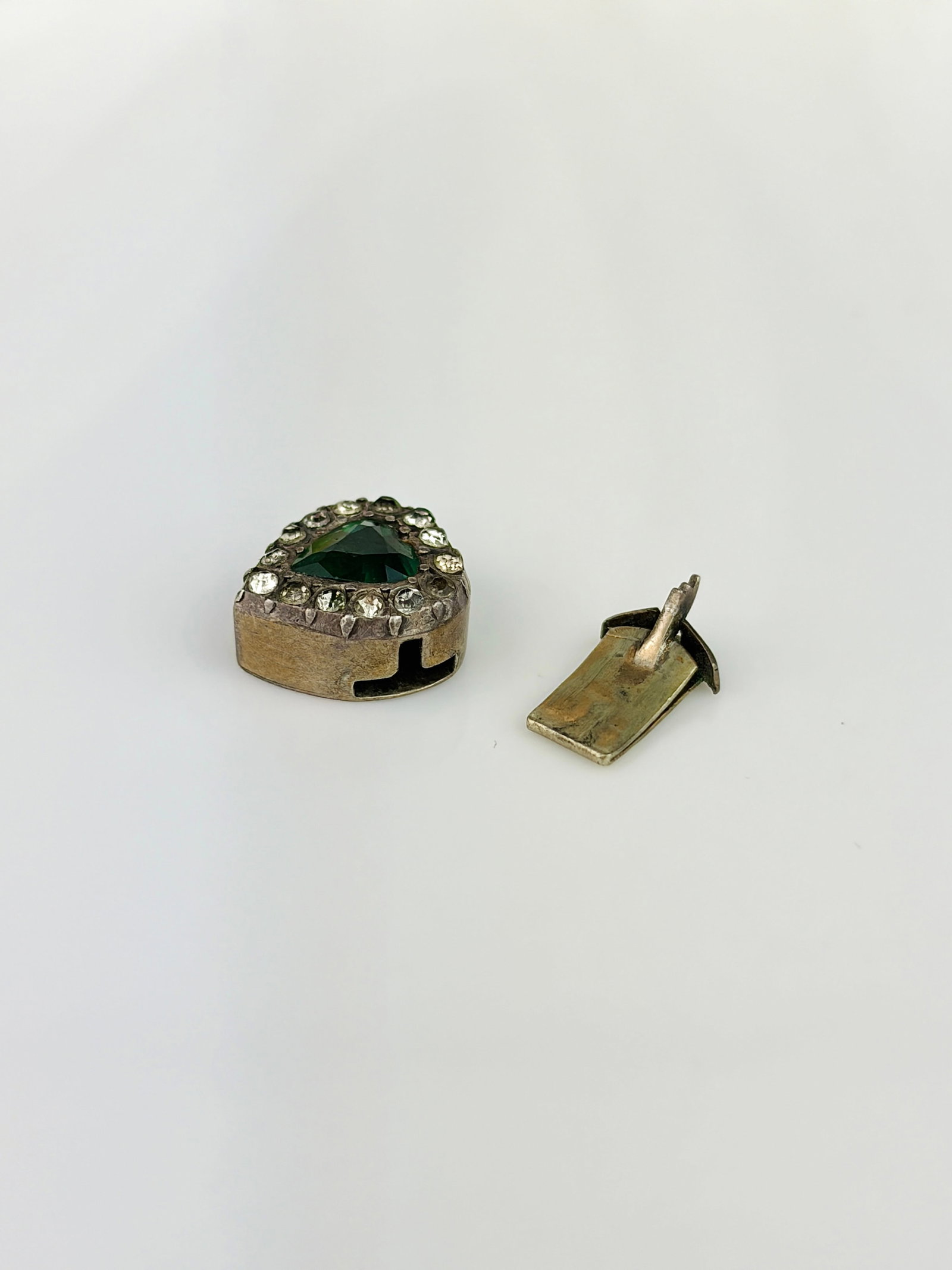 WONDERFUL ANTIQUE 9CT GOLD EMERALD AND PASTE HEART CLASP af - 4