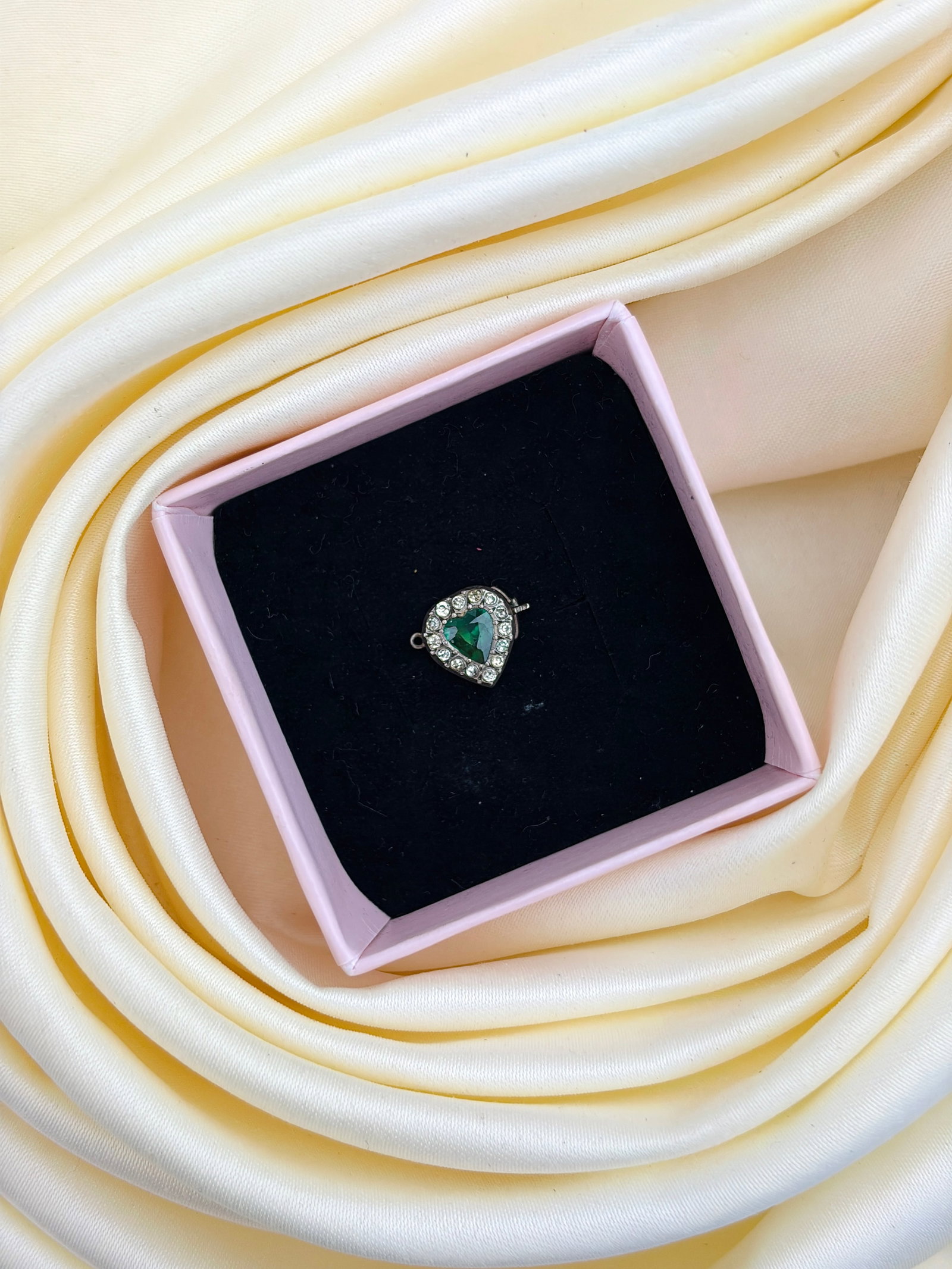 WONDERFUL ANTIQUE 9CT GOLD EMERALD AND PASTE HEART CLASP af - 6