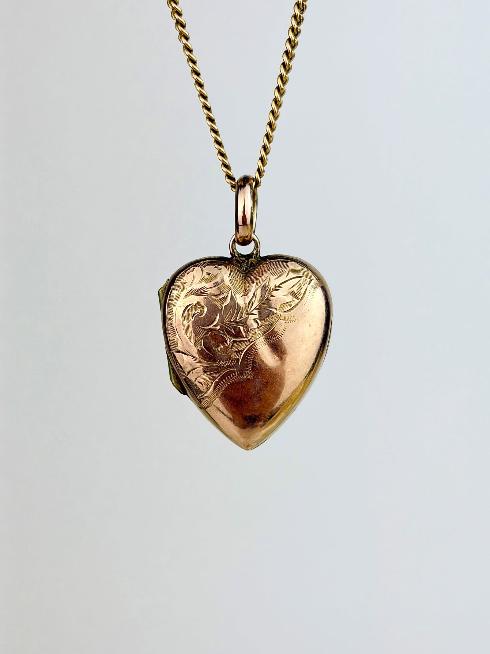 SWEET 9CT GOLD SWIRL DESIGN HEART LOCKET PENDANT: SWEET 9CT GOLD SWIRL DESIGN HEART LOCKET PENDANT Currently has photos in, but these can be removed. 