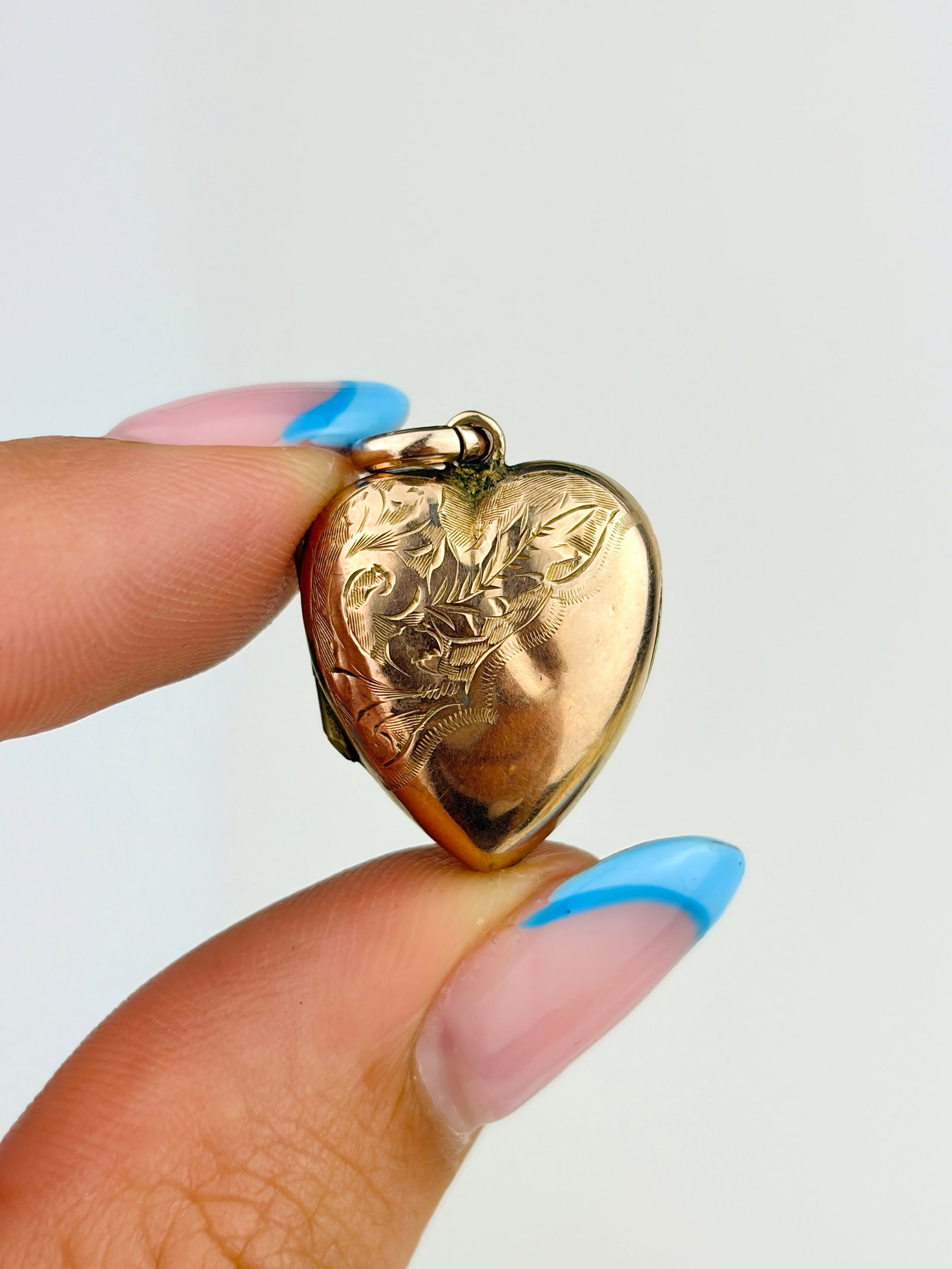 SWEET 9CT GOLD SWIRL DESIGN HEART LOCKET PENDANT - 3