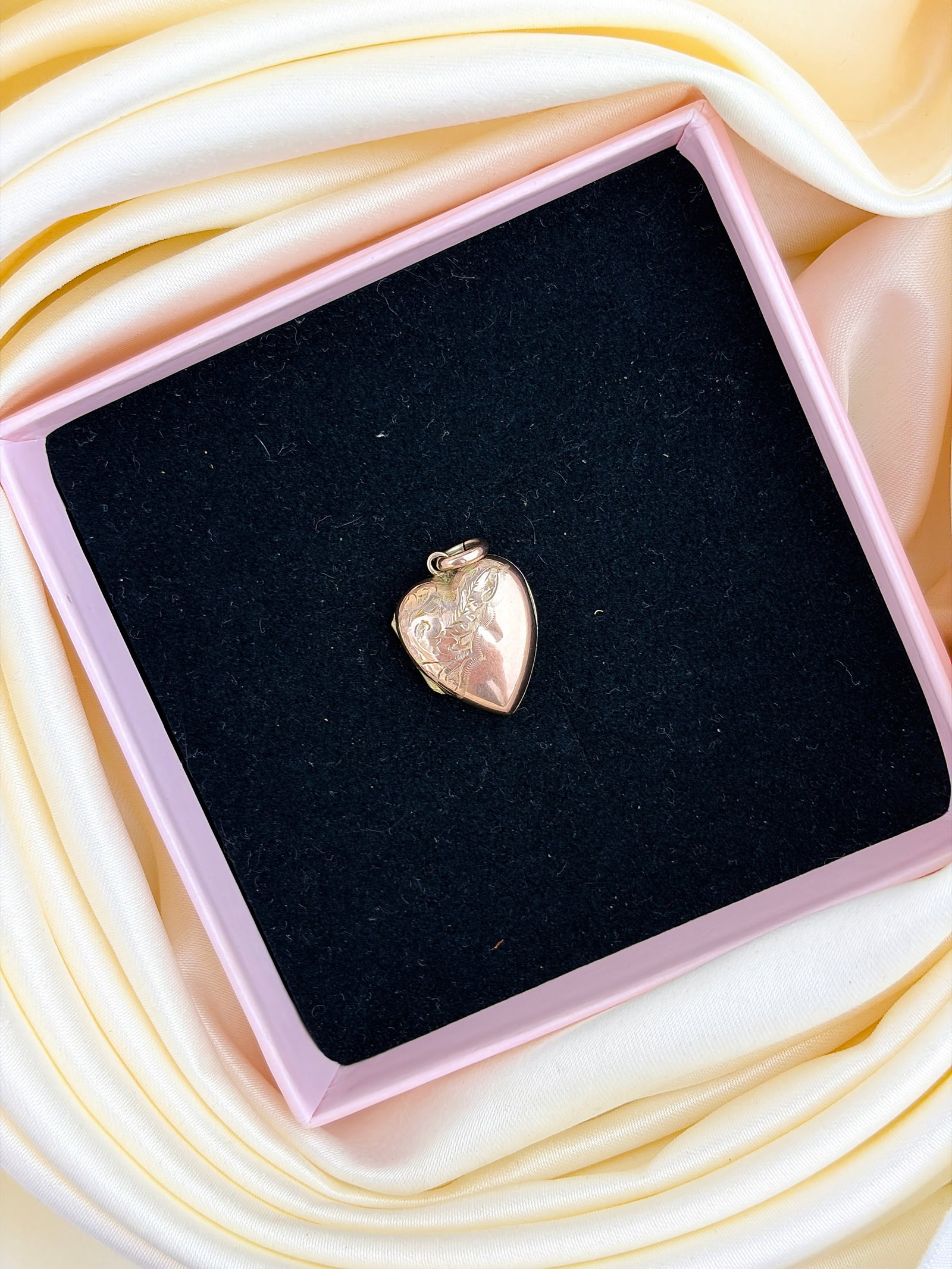 SWEET 9CT GOLD SWIRL DESIGN HEART LOCKET PENDANT - 7