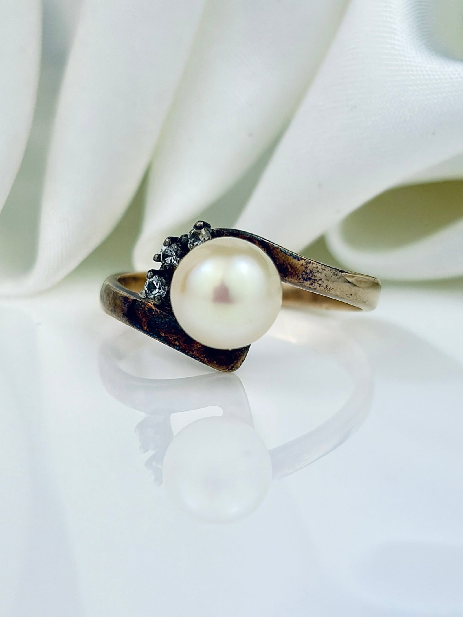 VINTAGE 14CT GOLD PEARL AND WHITE SPINEL TWIST RING: VINTAGE 14CT GOLD PEARL AND WHITE SPINEL TWIST RING