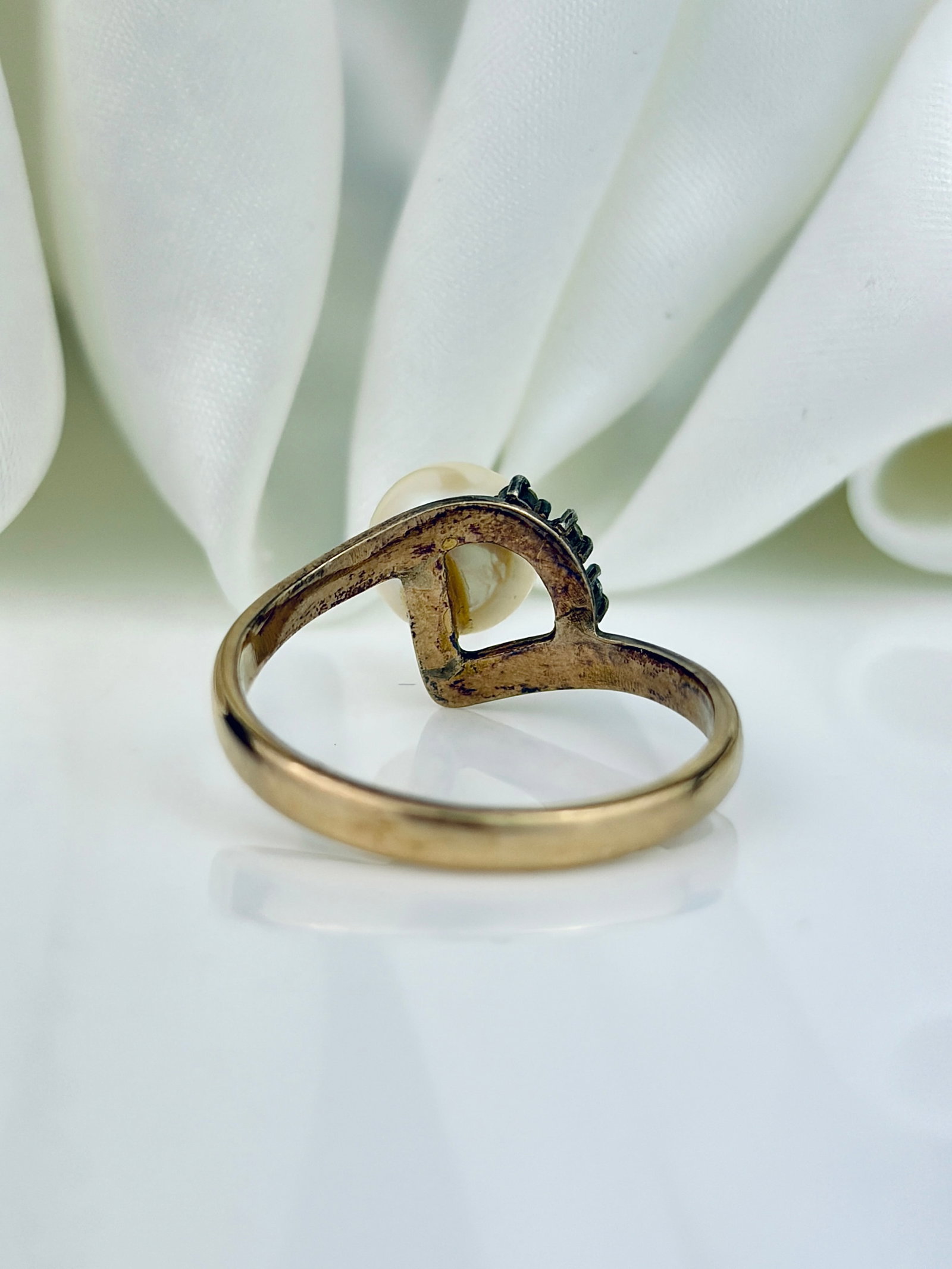 VINTAGE 14CT GOLD PEARL AND WHITE SPINEL TWIST RING - 3