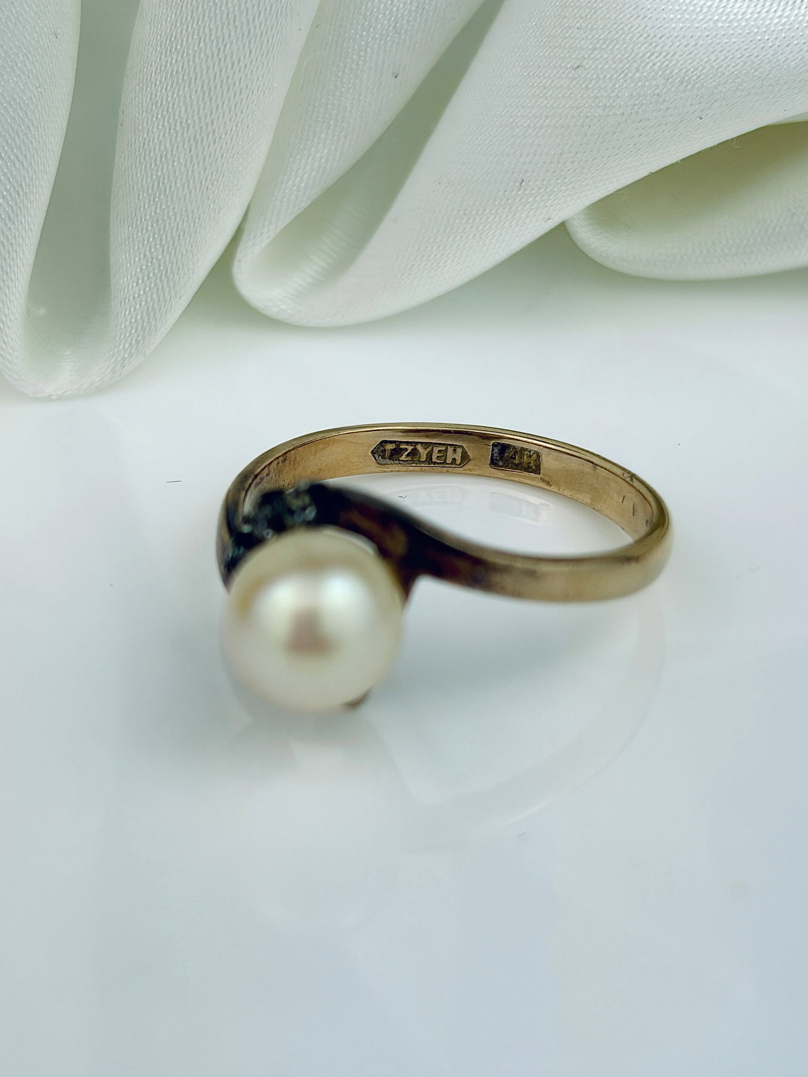 VINTAGE 14CT GOLD PEARL AND WHITE SPINEL TWIST RING - 4