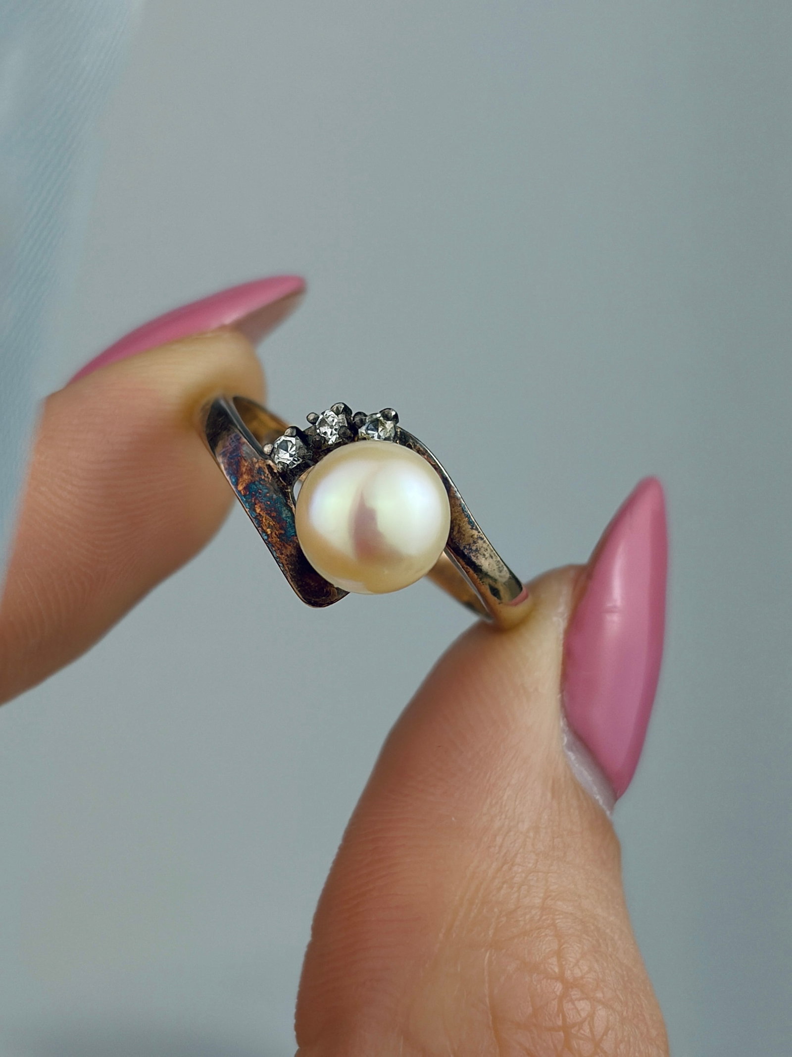 VINTAGE 14CT GOLD PEARL AND WHITE SPINEL TWIST RING - 5