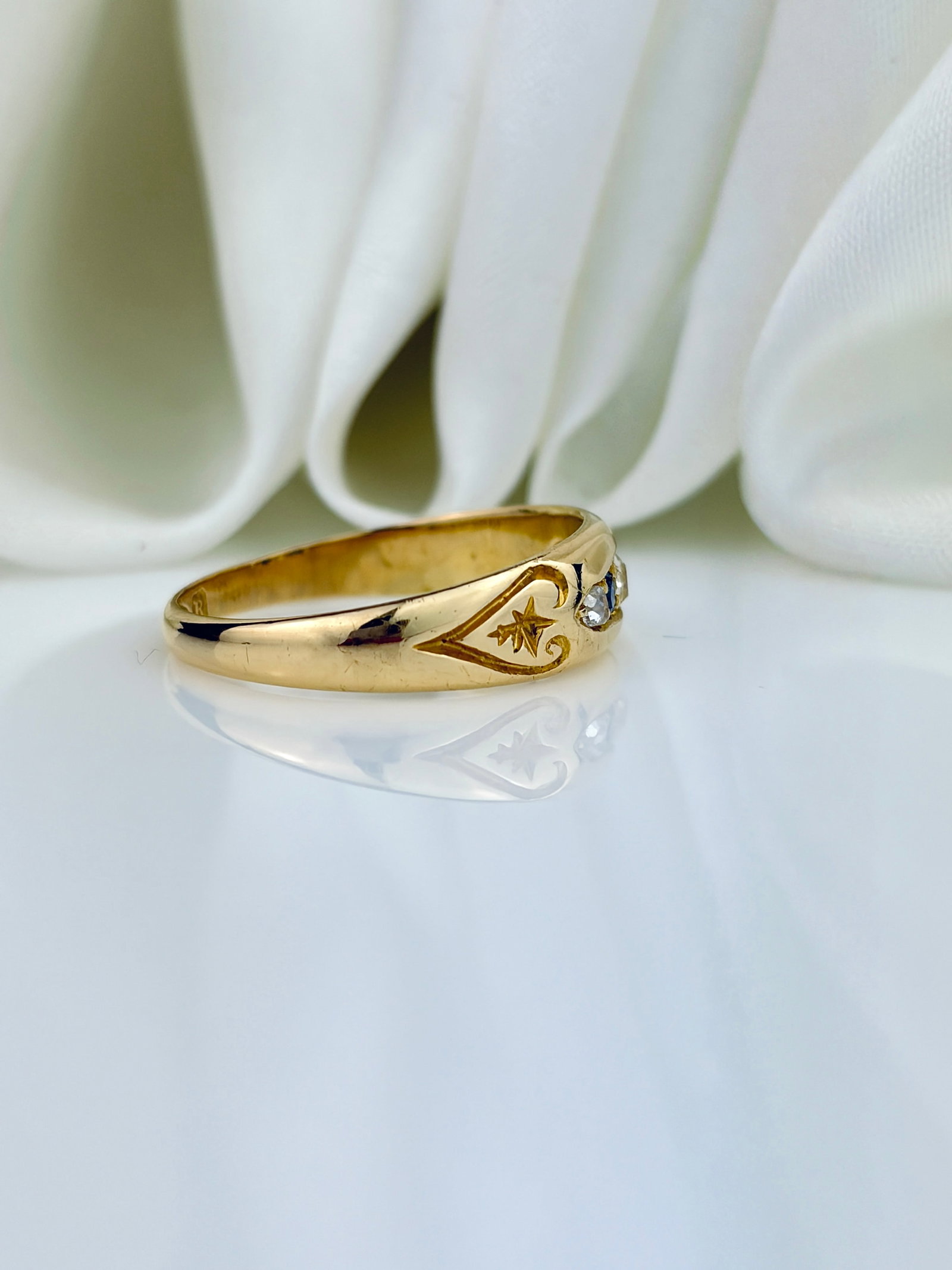 ANTIQUE C.1900 18CT YELLOW GOLD SAPPHIRE AND DIAMOND 5 STONE RING - 2