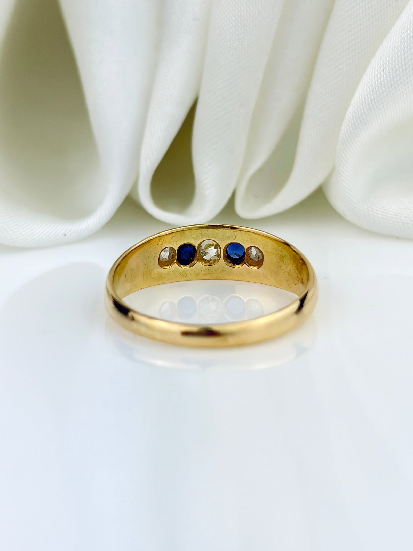 ANTIQUE C.1900 18CT YELLOW GOLD SAPPHIRE AND DIAMOND 5 STONE RING - 3