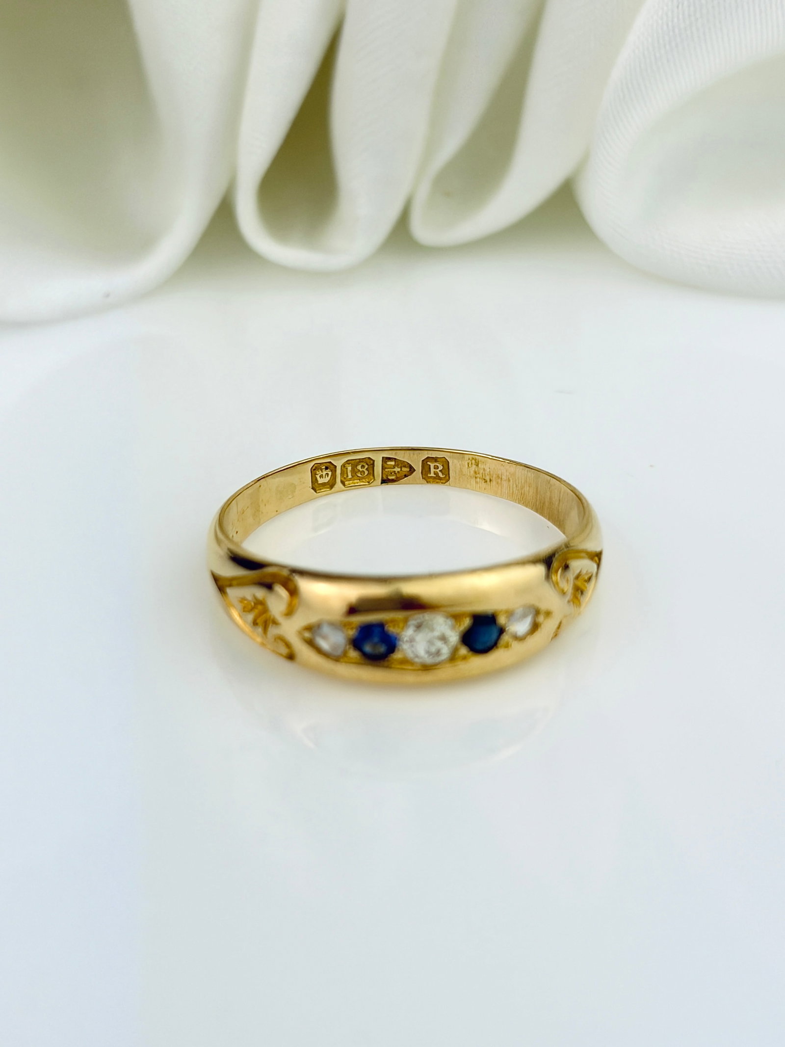 ANTIQUE C.1900 18CT YELLOW GOLD SAPPHIRE AND DIAMOND 5 STONE RING - 4