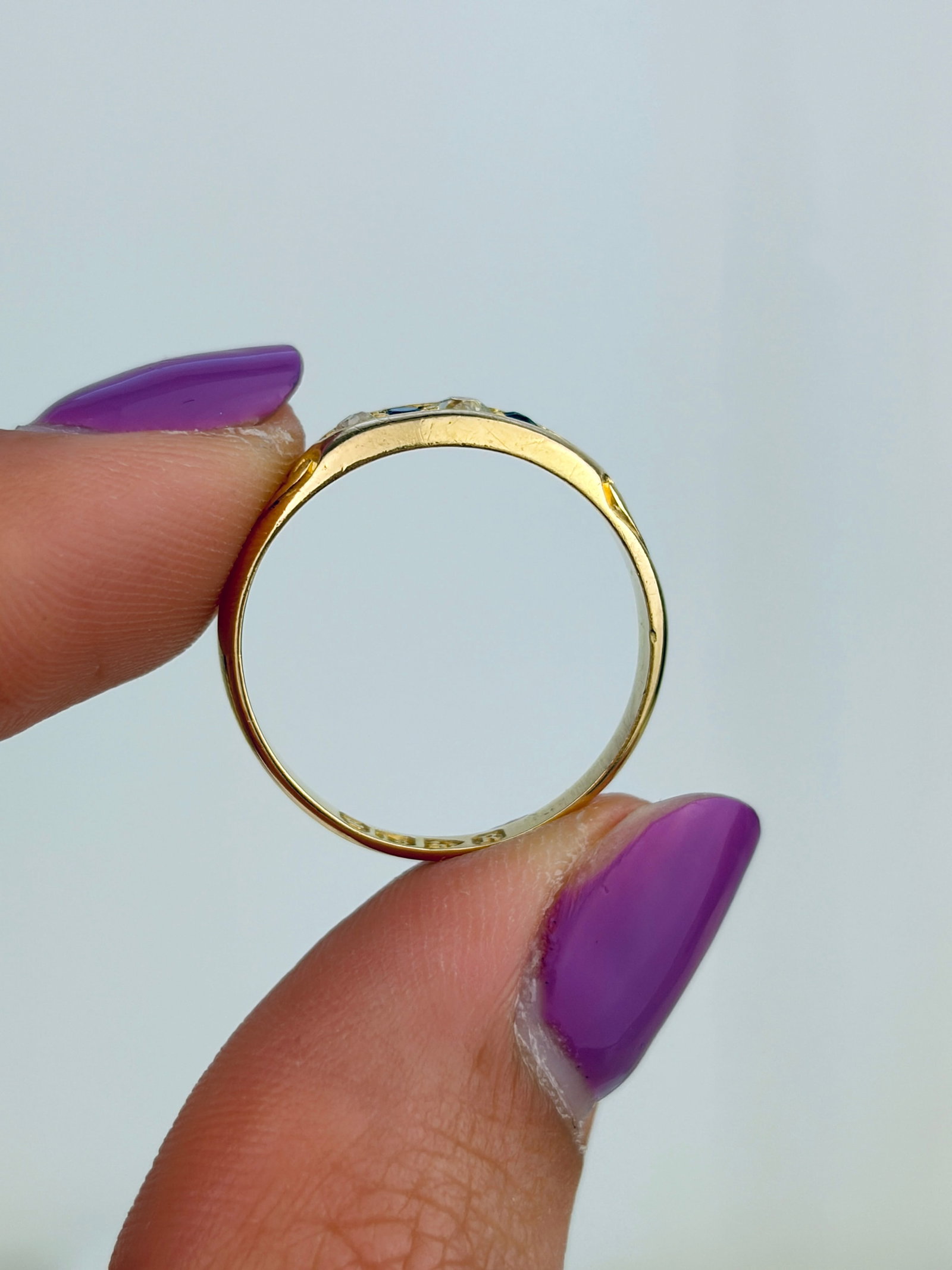 ANTIQUE C.1900 18CT YELLOW GOLD SAPPHIRE AND DIAMOND 5 STONE RING - 6
