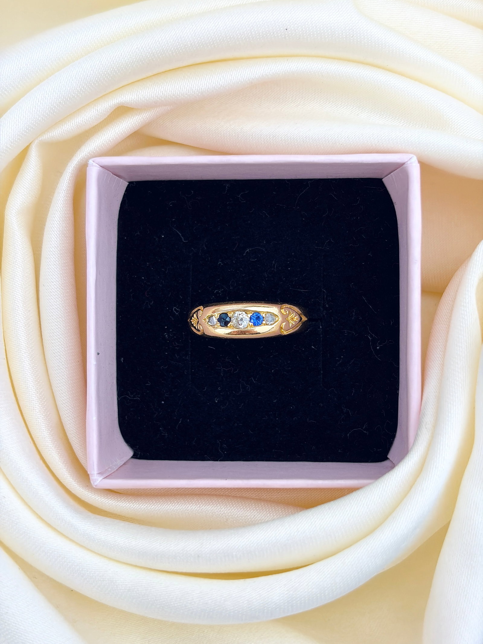ANTIQUE C.1900 18CT YELLOW GOLD SAPPHIRE AND DIAMOND 5 STONE RING - 7