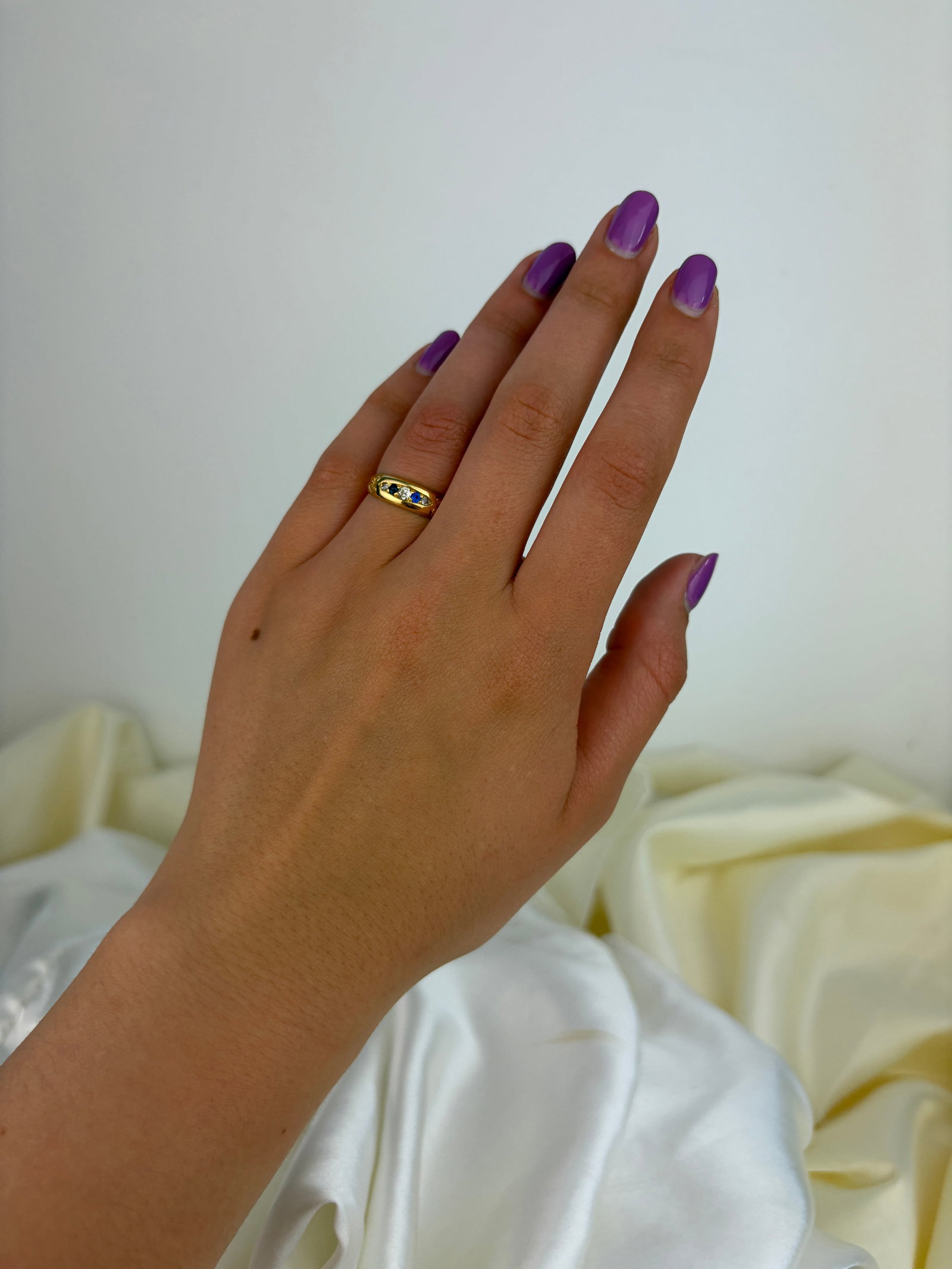 ANTIQUE C.1900 18CT YELLOW GOLD SAPPHIRE AND DIAMOND 5 STONE RING - 8