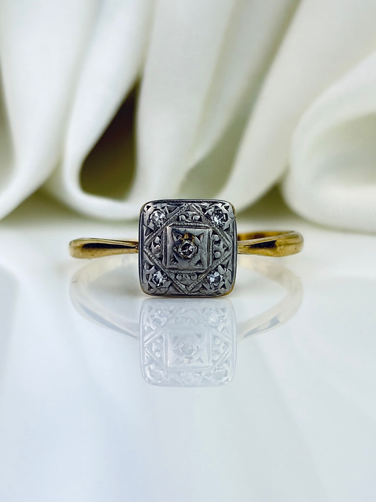 ANTIQUE ART DECO ERA 18CT GOLD AND PLATINUM DIAMOND PANEL RING: ANTIQUE ART DECO ERA 18CT GOLD AND PLATINUM DIAMOND PANEL RING