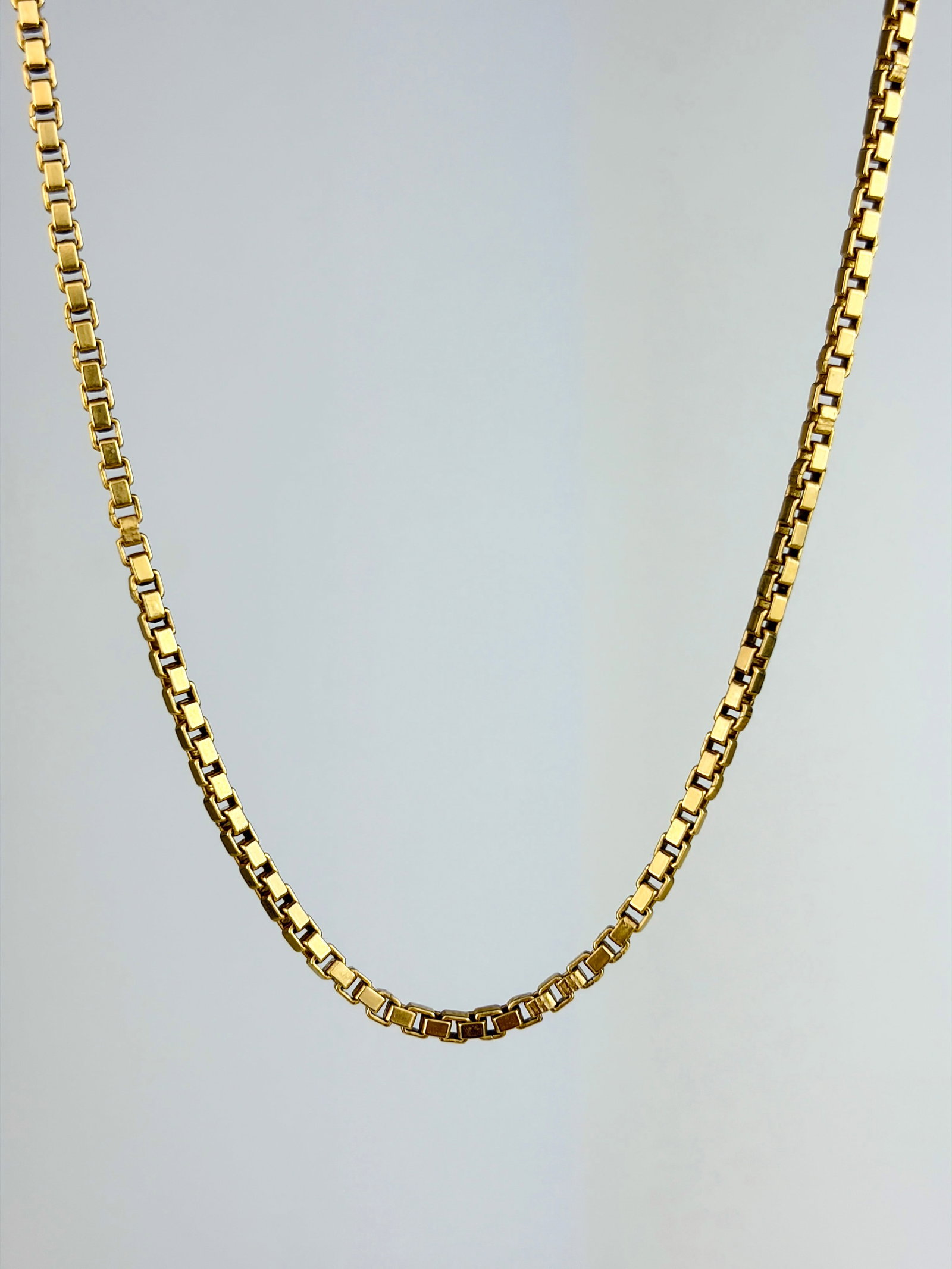 VINTAGE 14CT YELLOW GOLD BOX LINK CHAIN: VINTAGE 14CT YELLOW GOLD BOX LINK CHAIN Amazing chunky link, and a perfect length! Also has an amazing clasp that closes when you pull the chain into it!
