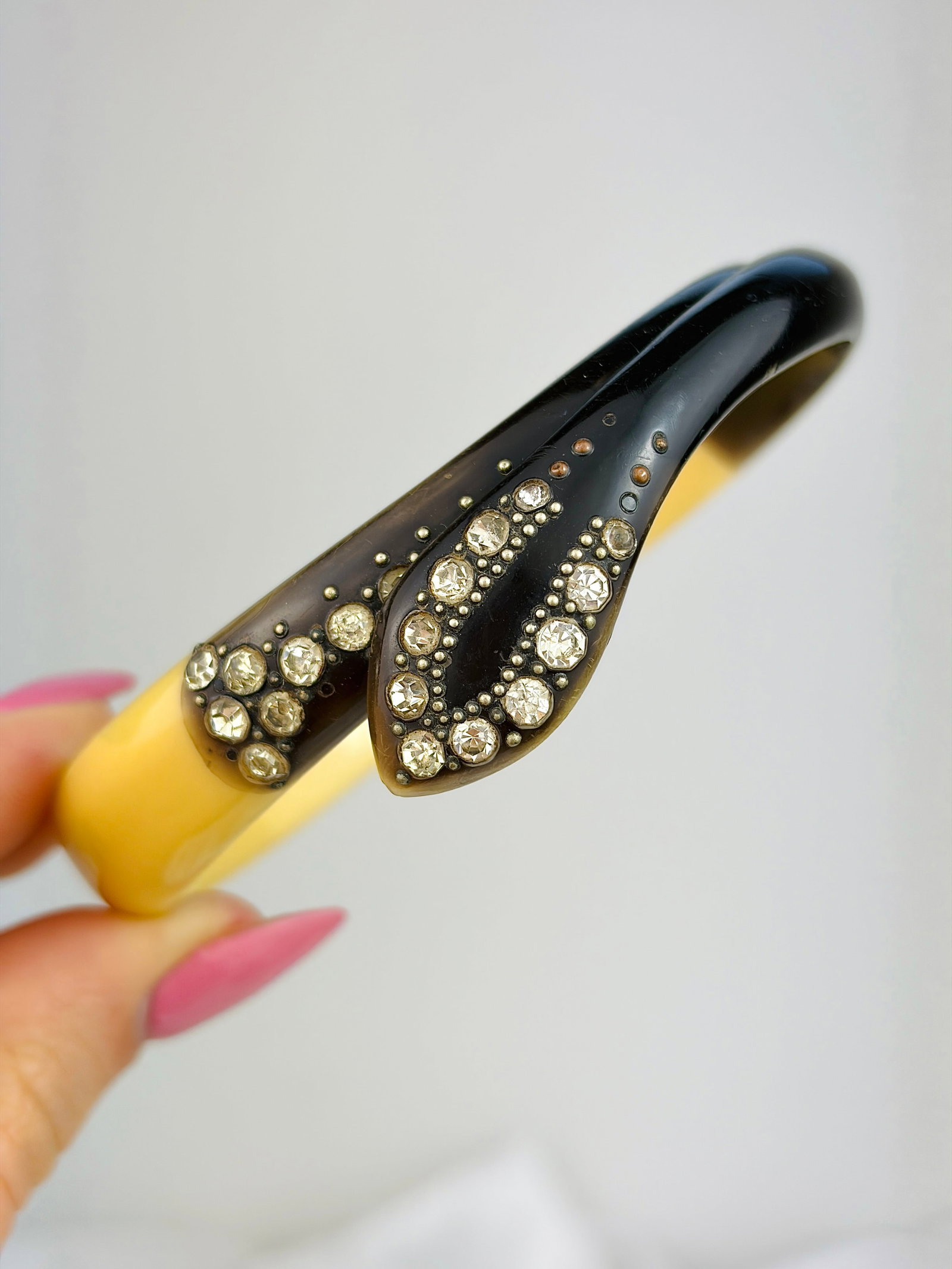 SNAKE BANGLE: SNAKE BANGLE Weight: 16.46g Size: 67x67mm inner Condition: Good overall condition. Some signs of wear are expected given the piece’s age. Any significant condition issues would be noted.