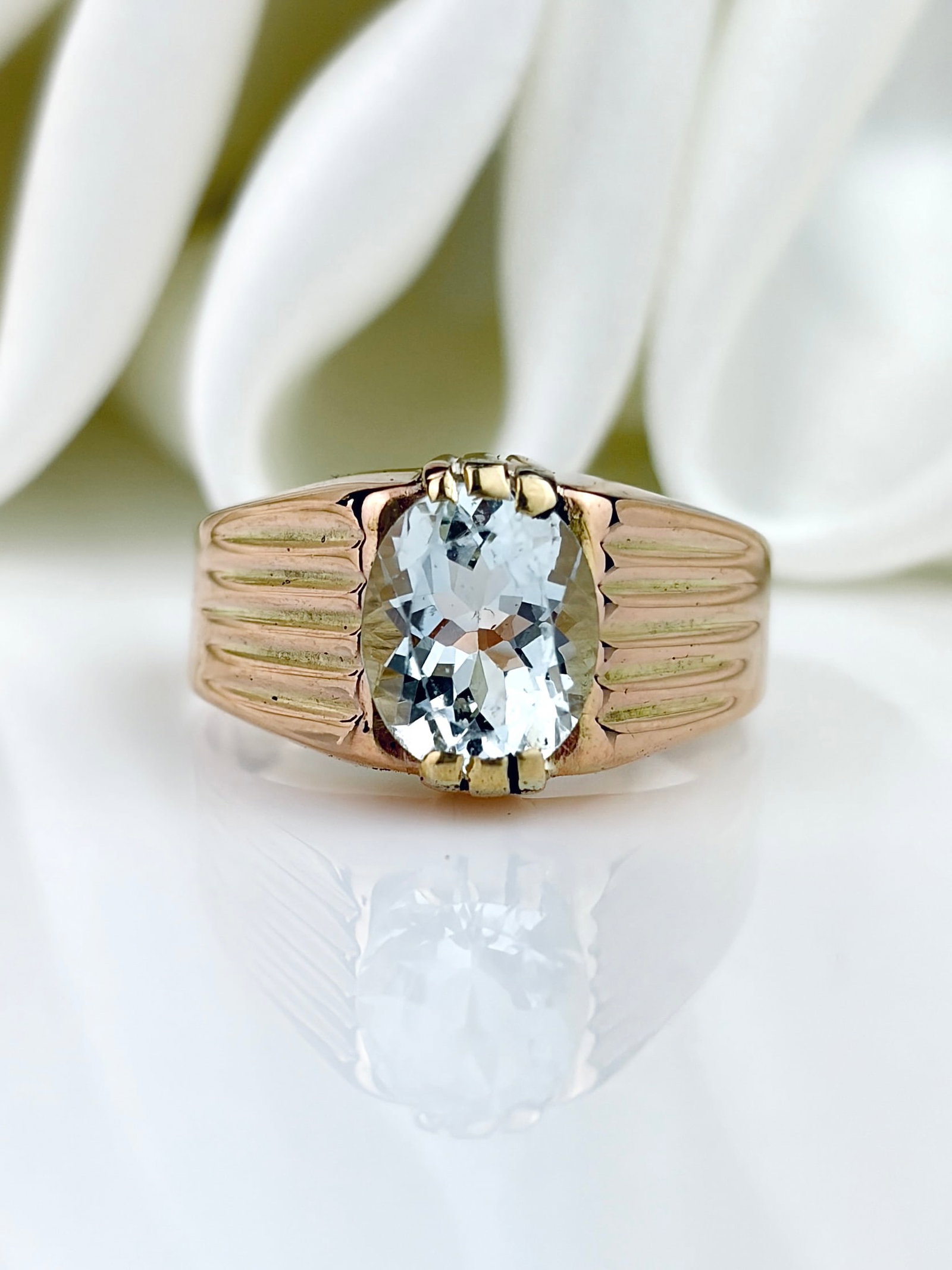 Chunky Vintage 14ct Yellow Gold Aquamarine Ring: Chunky Vintage 14ct Yellow Gold Aquamarine Ring Lovely ring featuring an aquamarine stone that is set with claws on the top and bottom with exposed sides which is beautiful! Weight: 4.93g Size: UK T,