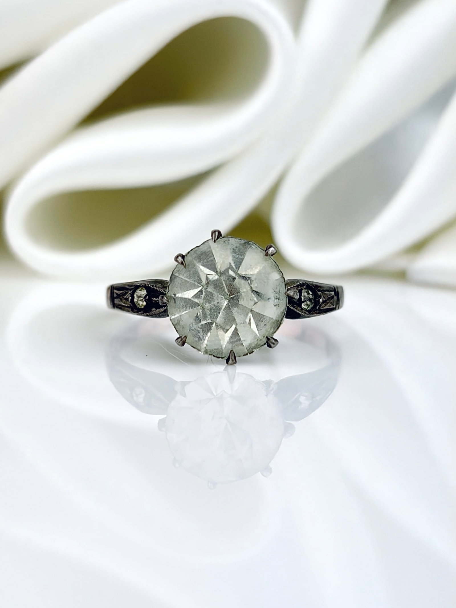 Antique 9ct Gold and Silver Paste Ring: Antique 9ct Gold and Silver Paste Ring