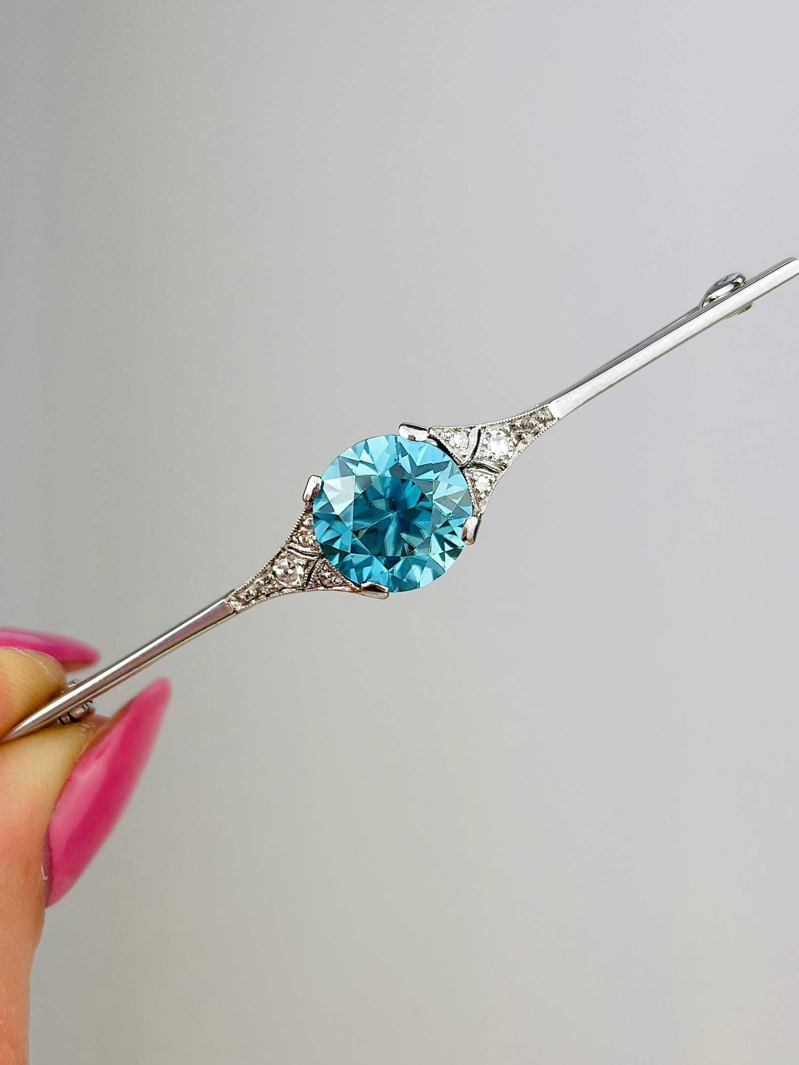 HUGE ANTIQUE PLATINUM BLUE ZIRCON AND DIAMOND BAR BROOCH: HUGE ANTIQUE BLUE ZIRCON AND DIAMOND BAR BROOCH Beautiful bright blue zircon stone framed either side by ornately placed diamonds!