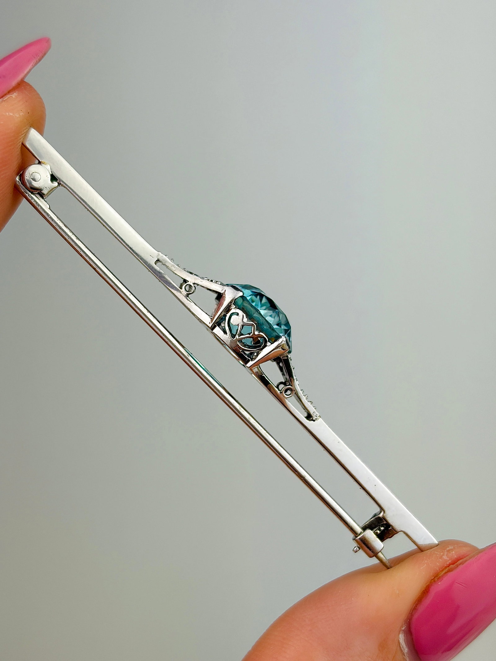 HUGE ANTIQUE PLATINUM BLUE ZIRCON AND DIAMOND BAR BROOCH - 3