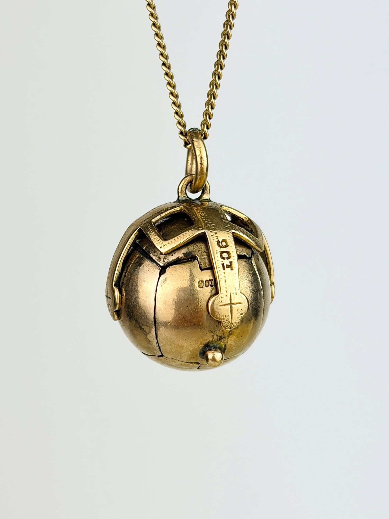 LARGE RARE 9CT GOLD AND SILVER OPENING MASONIC BALL/CROSS PENDANT: LARGE RARE 9CT GOLD AND SILVER OPENING MASONIC BALL/CROSS PENDANT