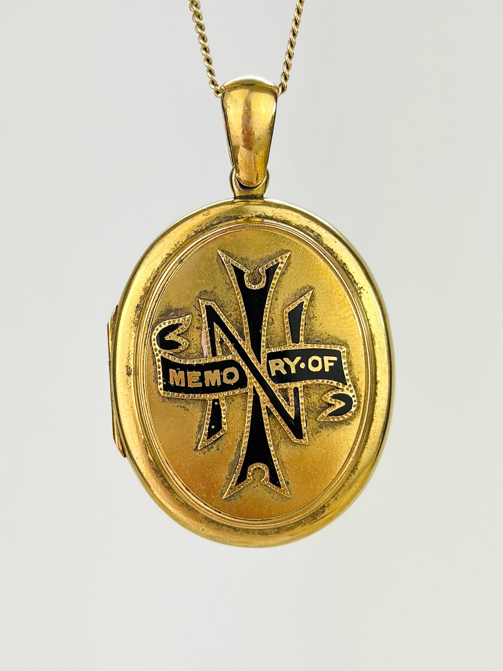 ANTIQUE 18CT YELLOW GOLD 'MEMORY OF' BLACK ENAMEL MOURNING LOCKET PENDANT: ANTIQUE 18CT YELLOW GOLD 'MEMORY OF' BLACK ENAMEL MOURNING LOCKET PENDANT