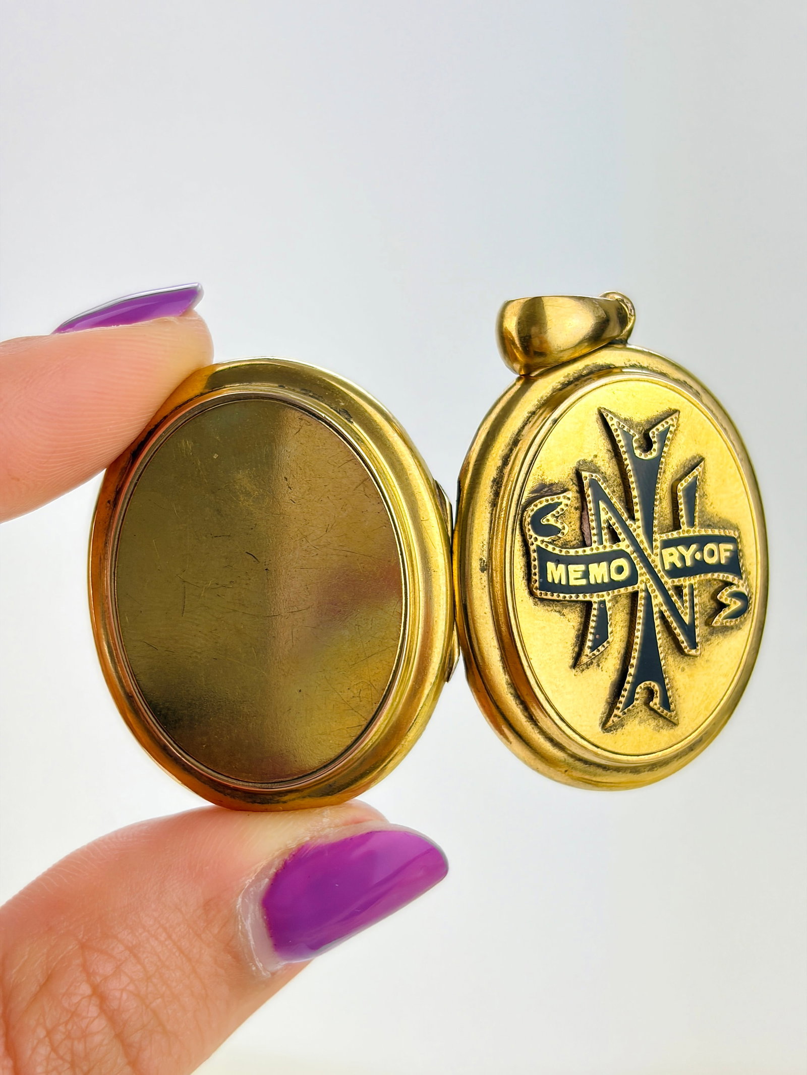 ANTIQUE 18CT YELLOW GOLD 'MEMORY OF' BLACK ENAMEL MOURNING LOCKET PENDANT - 3