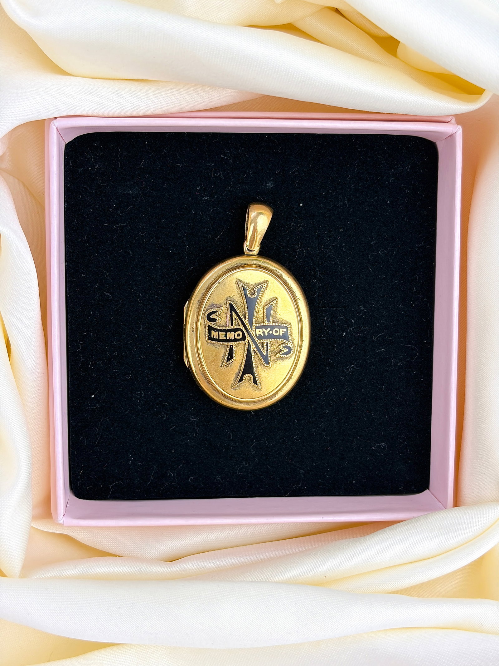 ANTIQUE 18CT YELLOW GOLD 'MEMORY OF' BLACK ENAMEL MOURNING LOCKET PENDANT - 5