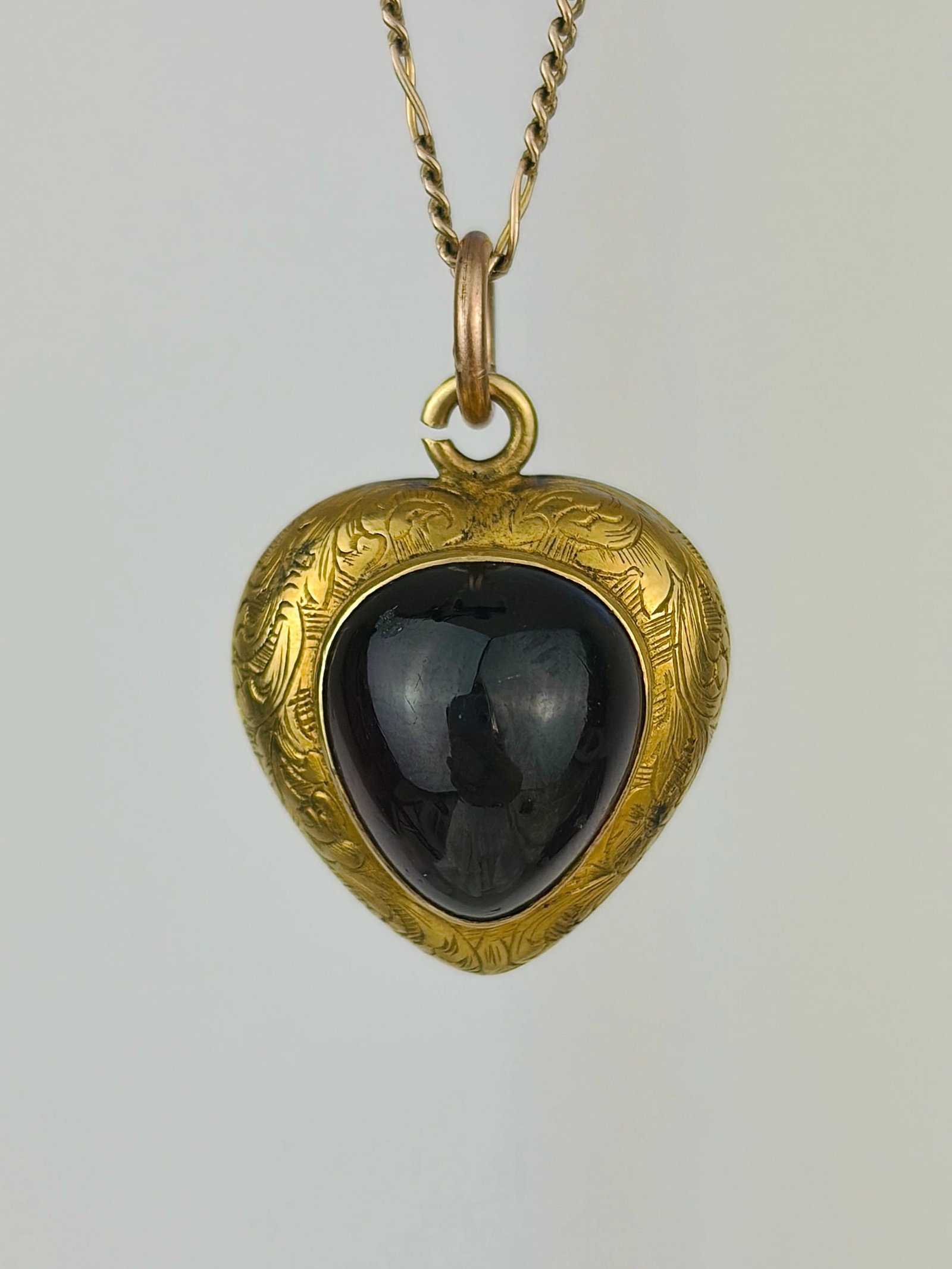 antique 18ct yellow gold cabochon garnet heart locket back pendant: antique 18ct yellow gold cabochon garnet heart locket back pendant Such a beautiful cabochon garnet that flashes red with every movement! Weight: 5.41g Size: 21x17mm, depth 13mm Materials: 18ct