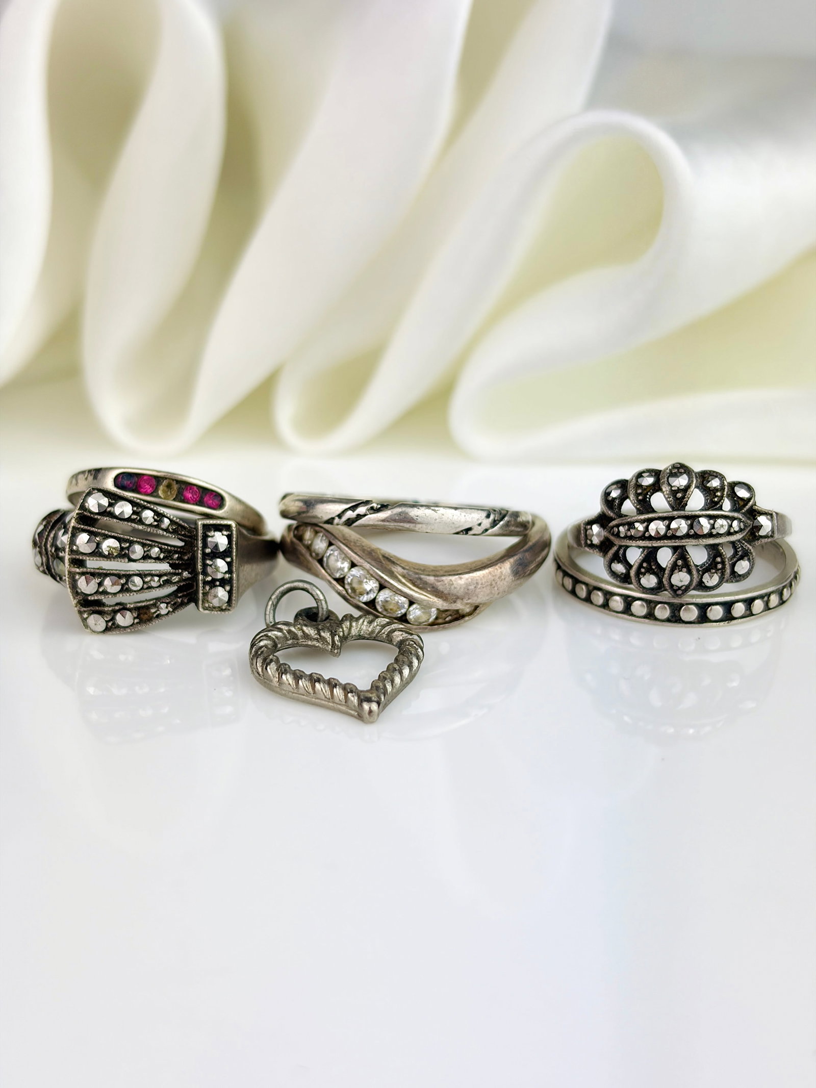 MIXED LOT - Silver Rings, Heart Charm: MIXED LOT - Silver Rings, Heart Charm Combined weight 16.95g