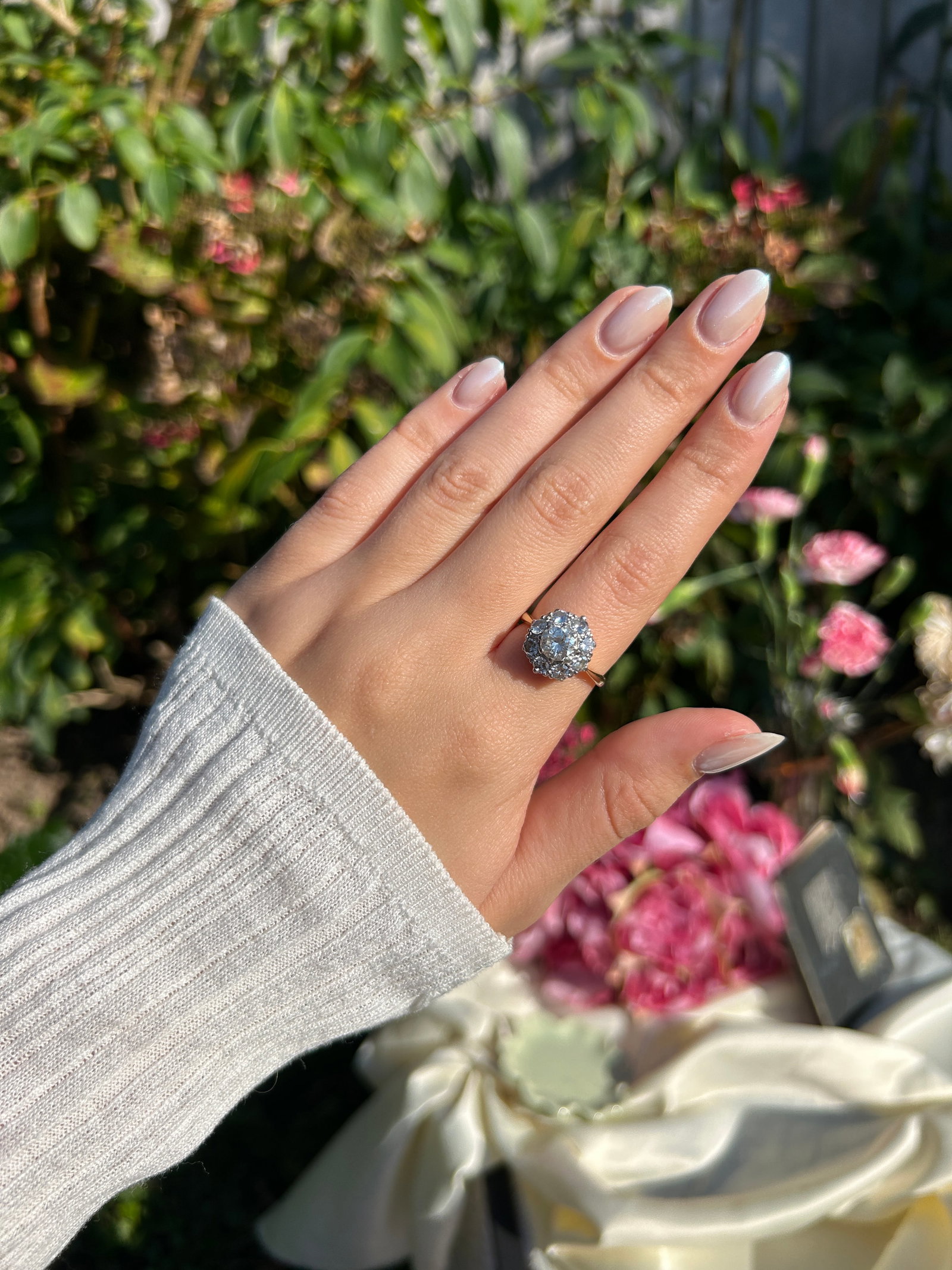 Incredible 18ct Gold and Platinum 2ct Total Diamond Cluster Ring - 12