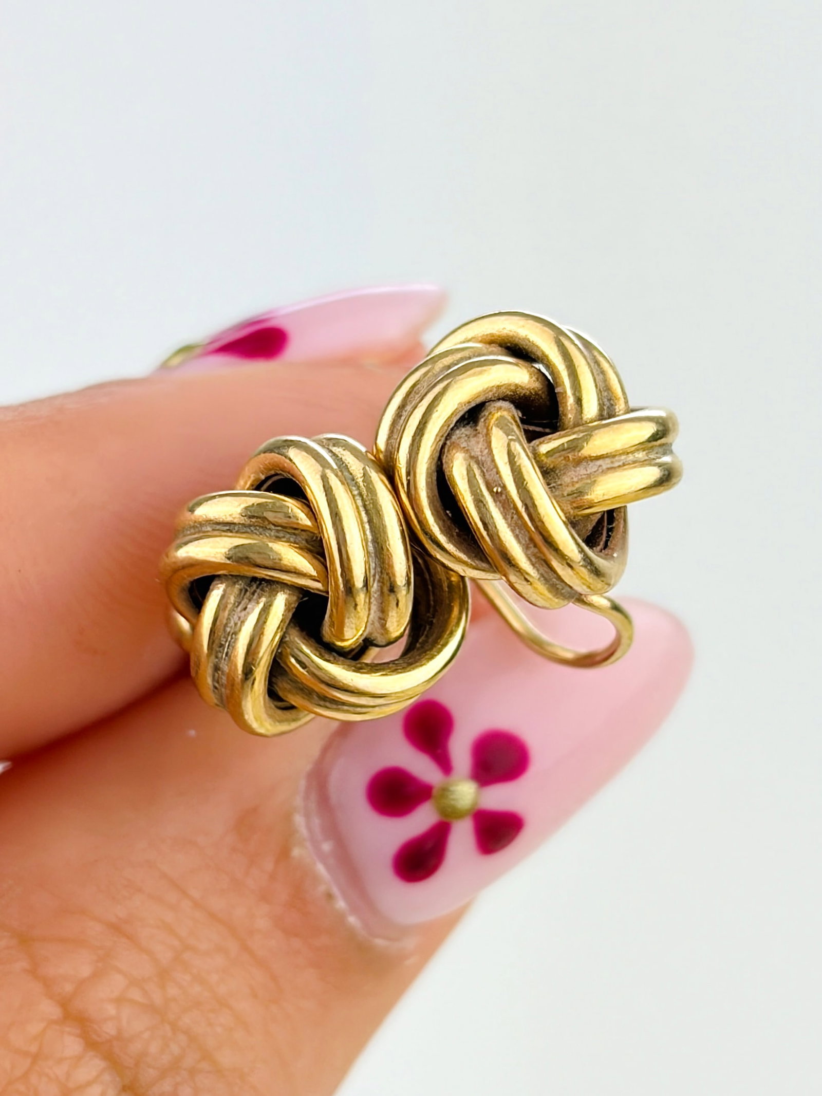 VINTAGE 9CT YELLOW GOLD TWISTED KNOT STUD EARRINGS WITH SCREW BACKS: VINTAGE 9CT YELLOW GOLD TWISTED KNOT STUD EARRINGS WITH SCREW BACKS Weight: 3.27g Size: 11x10x7mm Materials: 9ct gold Hallmarks: Stamped 9 carat gold Condition: Good overall condition, one