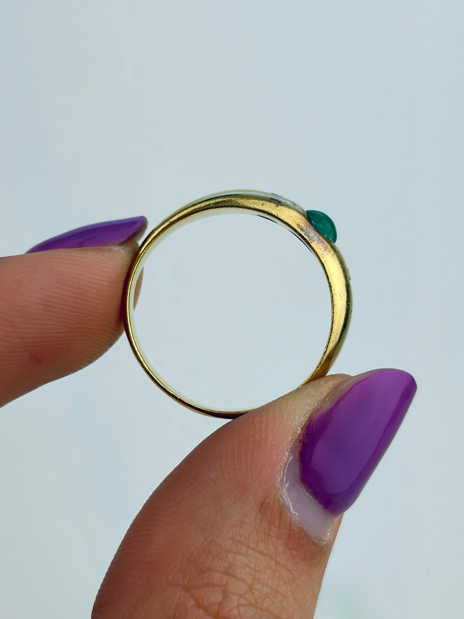 VINTAGE 18CT YELLOW GOLD CABOCHON EMERALD AND DIAMOND 3 STONE RING - 10