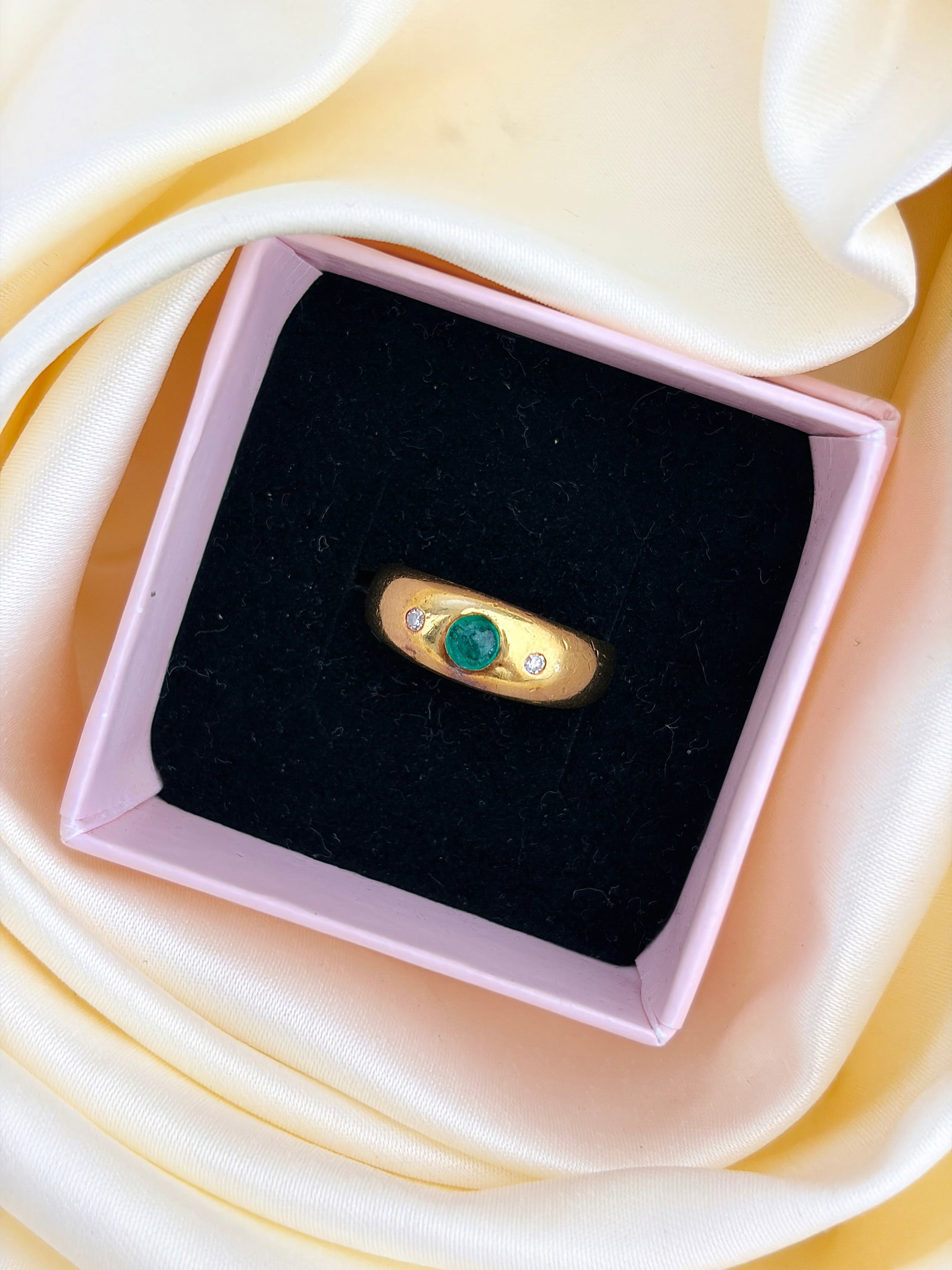 VINTAGE 18CT YELLOW GOLD CABOCHON EMERALD AND DIAMOND 3 STONE RING - 11
