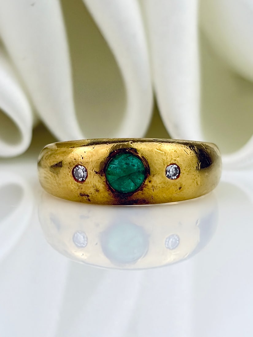 VINTAGE 18CT YELLOW GOLD CABOCHON EMERALD AND DIAMOND 3 STONE RING (1 of 13)