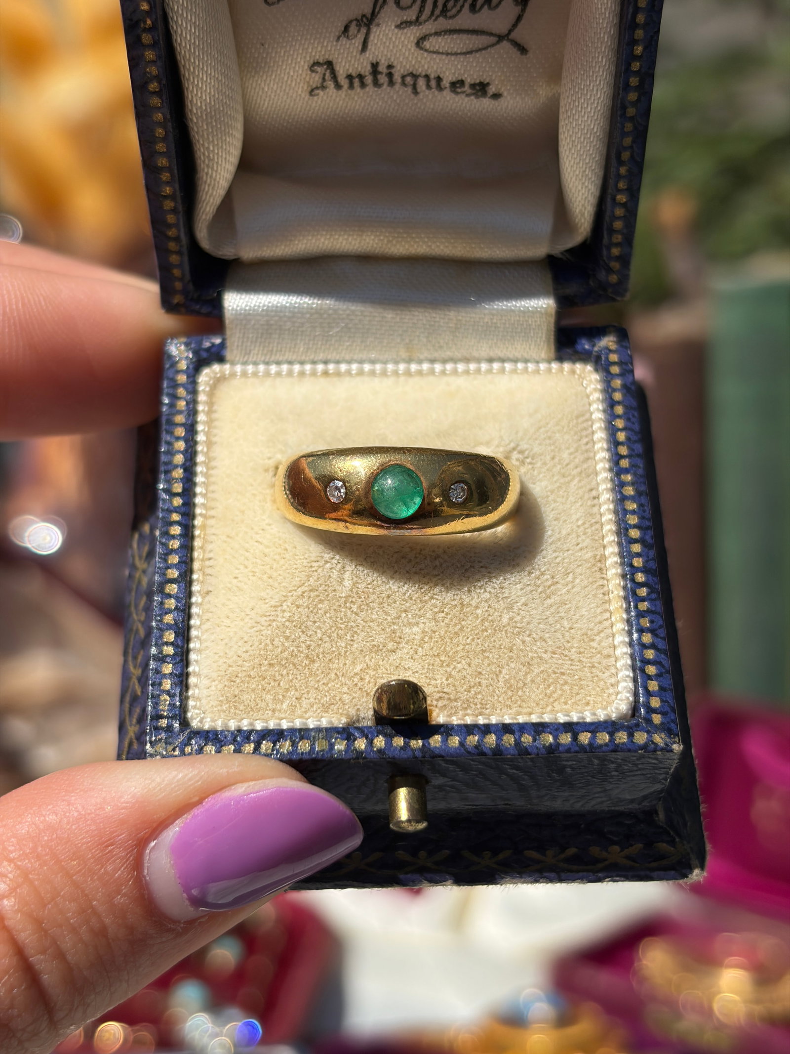 VINTAGE 18CT YELLOW GOLD CABOCHON EMERALD AND DIAMOND 3 STONE RING - 2