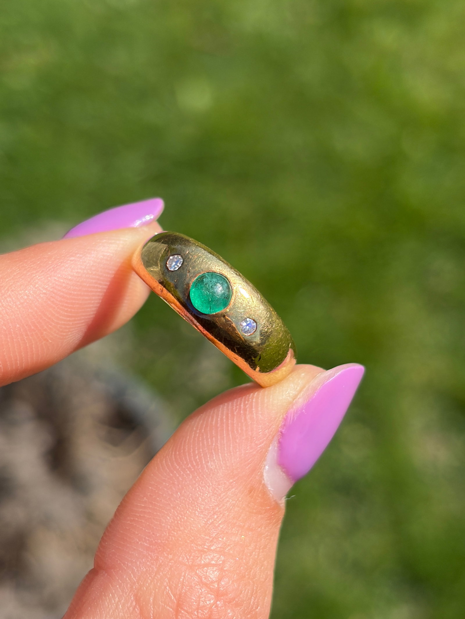 VINTAGE 18CT YELLOW GOLD CABOCHON EMERALD AND DIAMOND 3 STONE RING - 3
