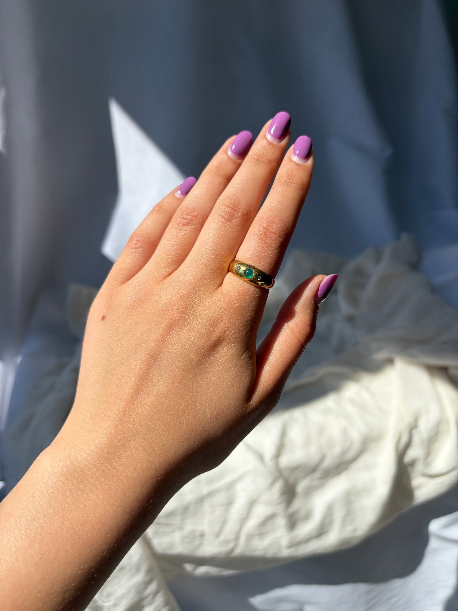 VINTAGE 18CT YELLOW GOLD CABOCHON EMERALD AND DIAMOND 3 STONE RING - 4