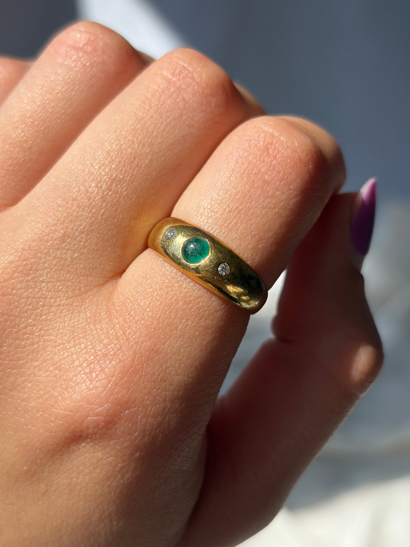 VINTAGE 18CT YELLOW GOLD CABOCHON EMERALD AND DIAMOND 3 STONE RING - 5