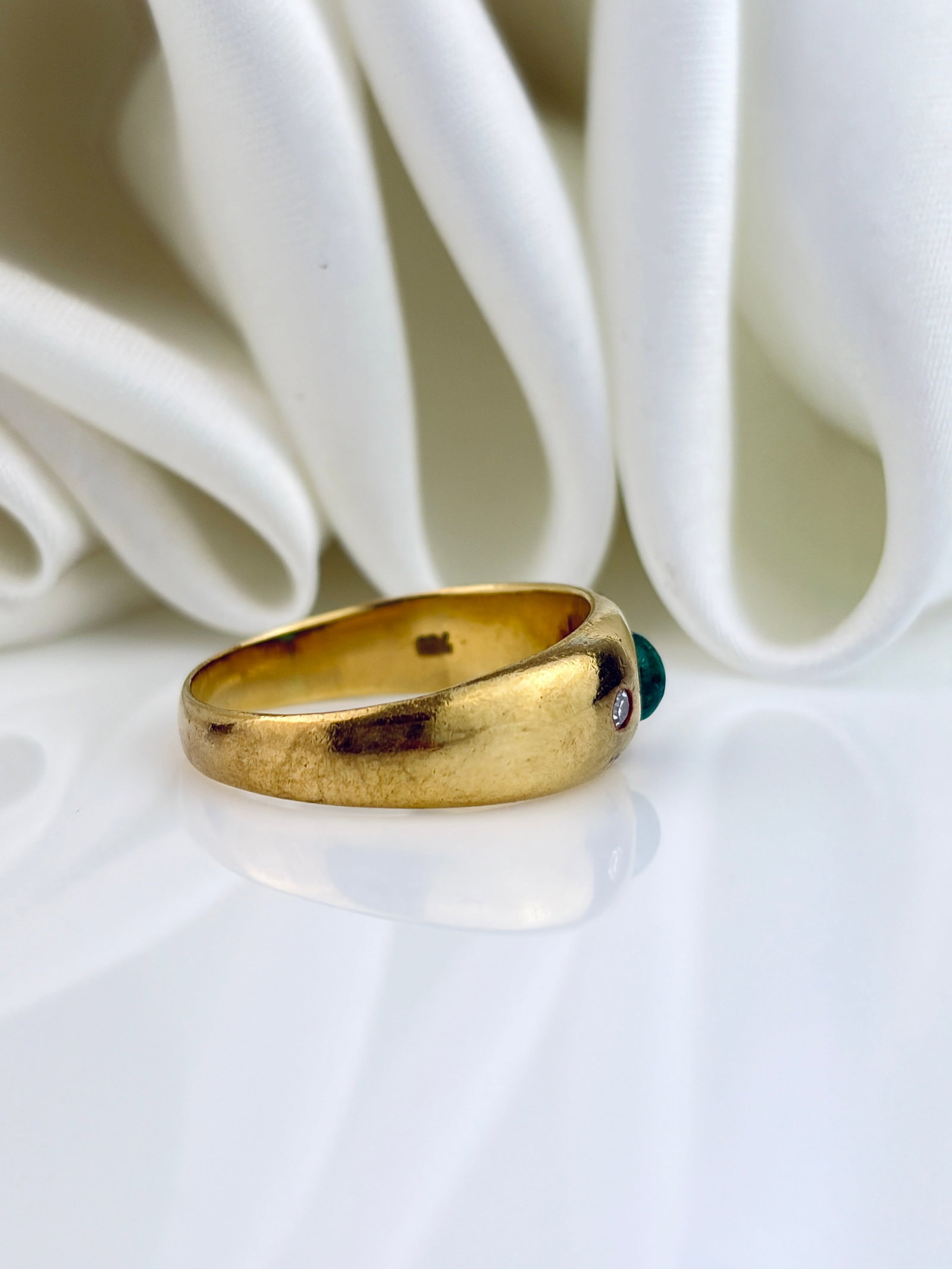VINTAGE 18CT YELLOW GOLD CABOCHON EMERALD AND DIAMOND 3 STONE RING - 6