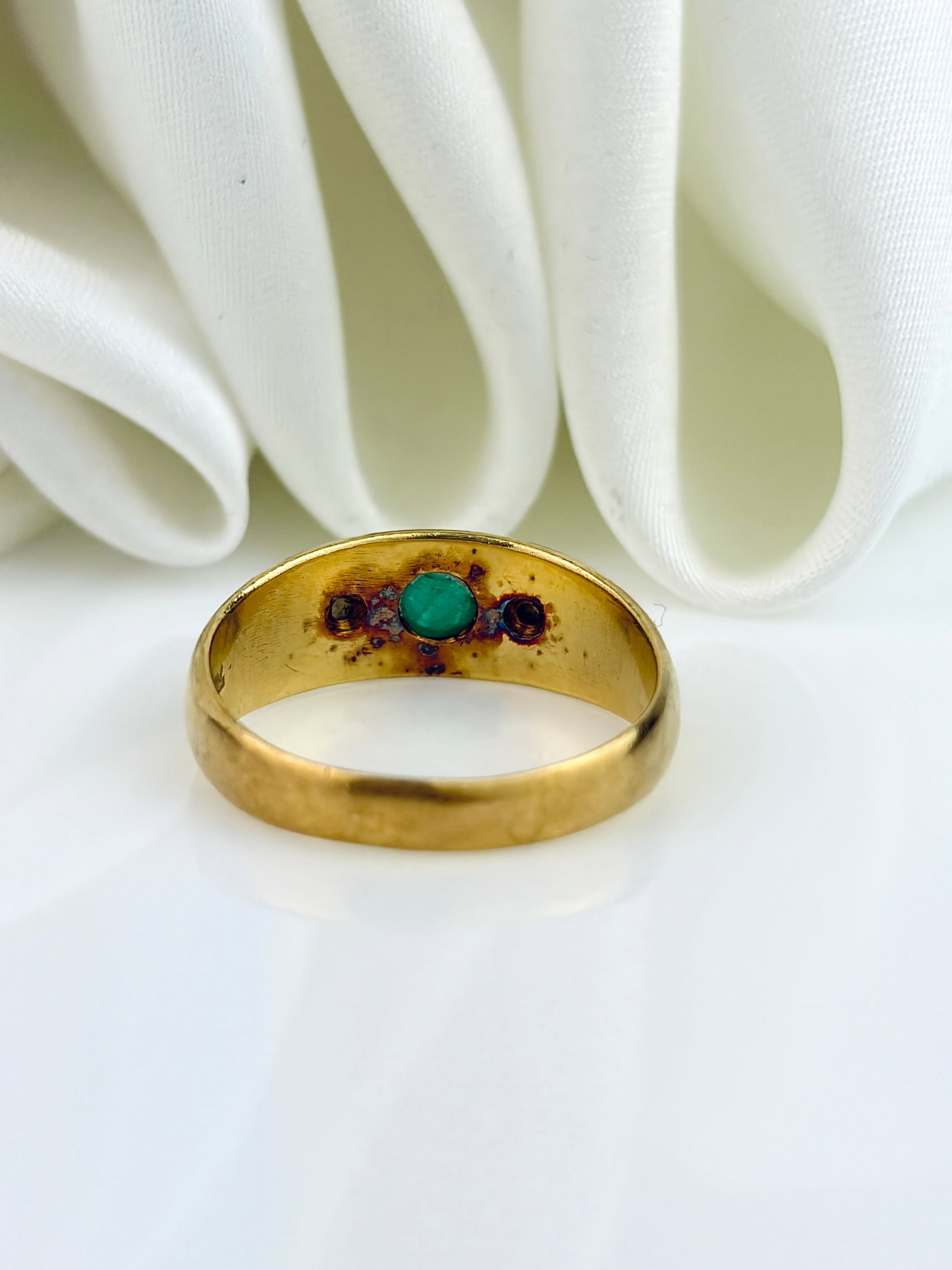 VINTAGE 18CT YELLOW GOLD CABOCHON EMERALD AND DIAMOND 3 STONE RING - 7